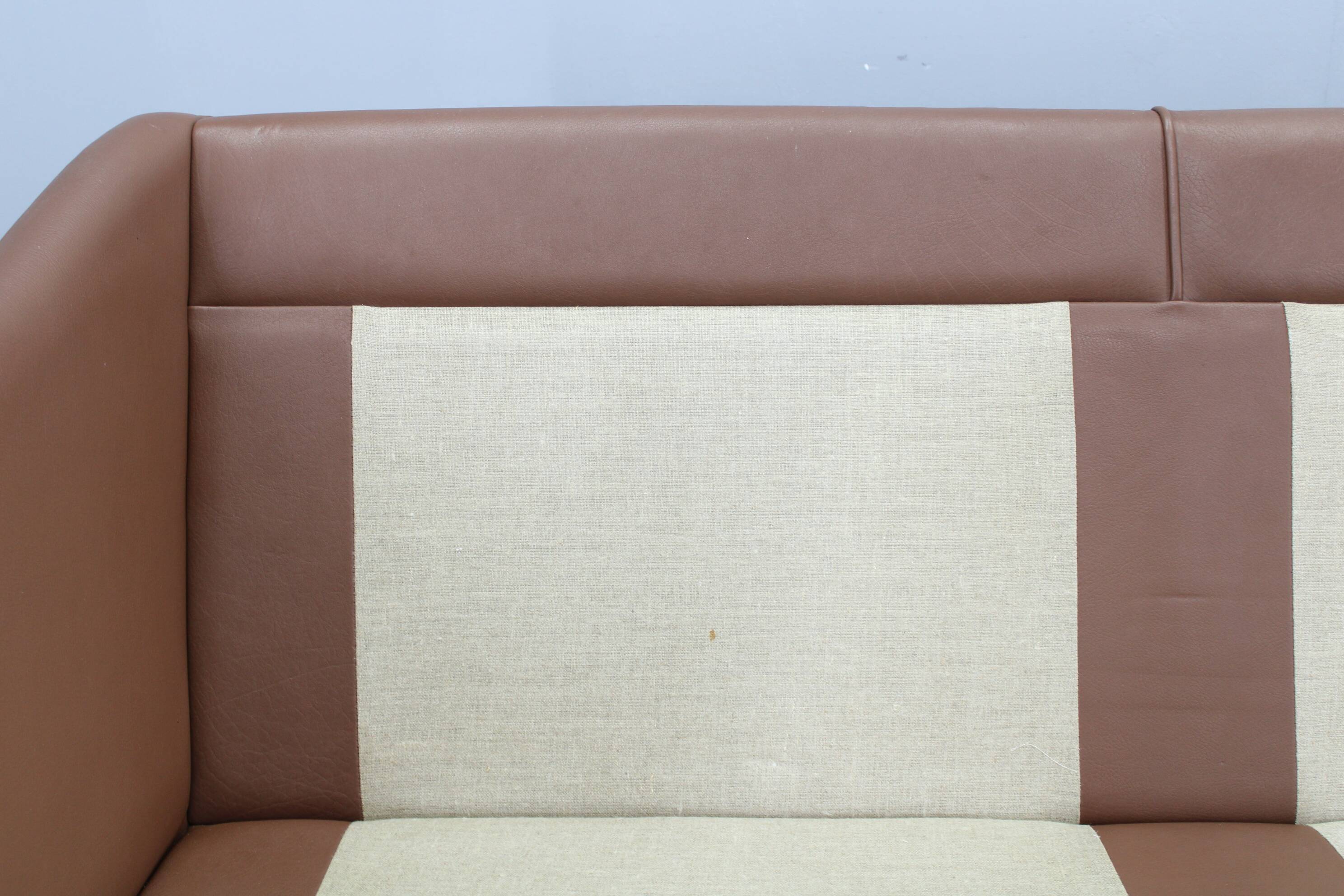 Canapé 3 places danois des années 1970 en cuir marron avec structure en hêtre