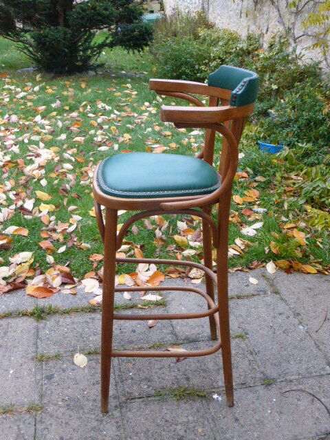 Bar stool in green leather and curved wood