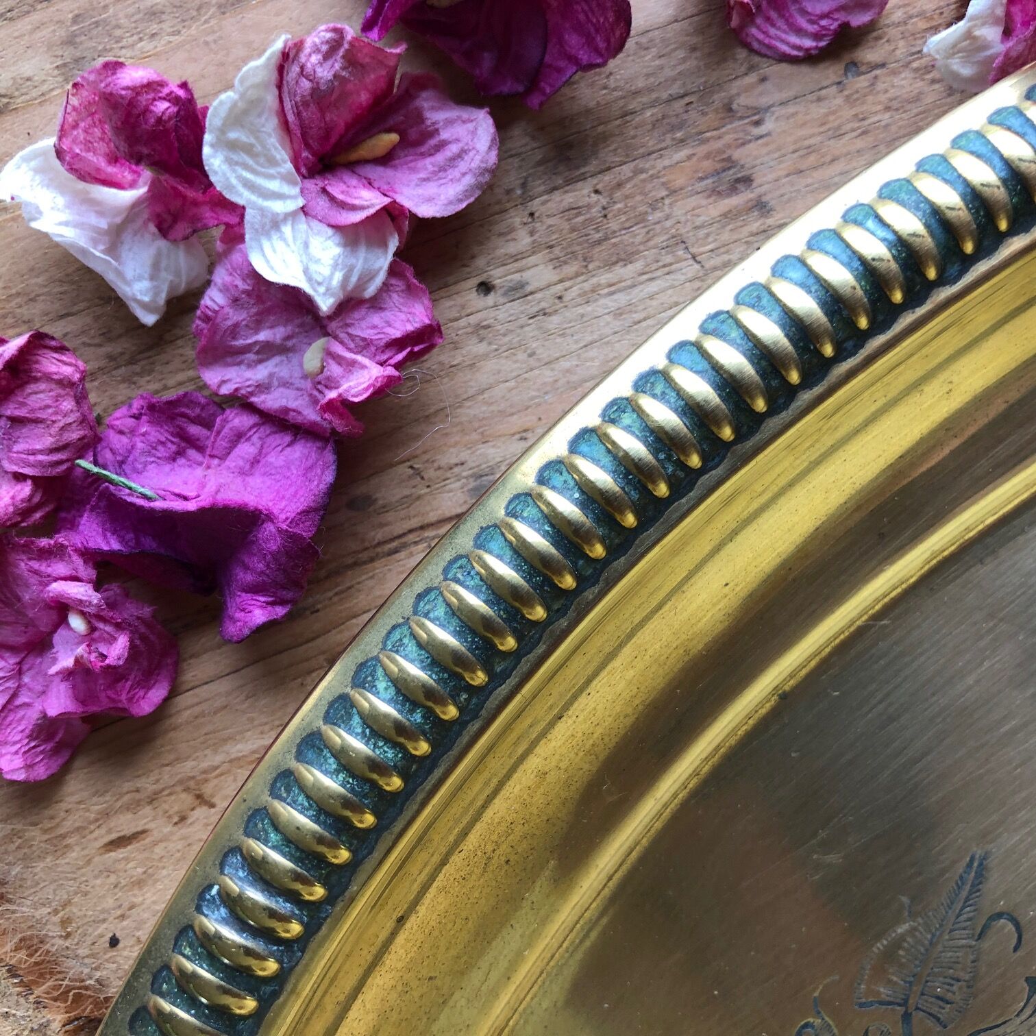 Oval tray in chiseled brass