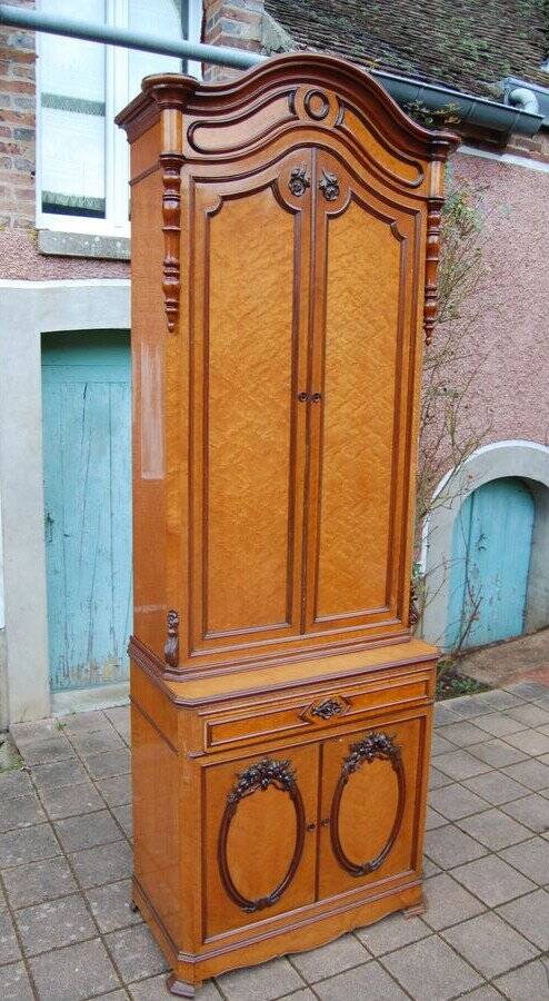 Napoleon III two-body buffet in mottled maple from the 19th century.
