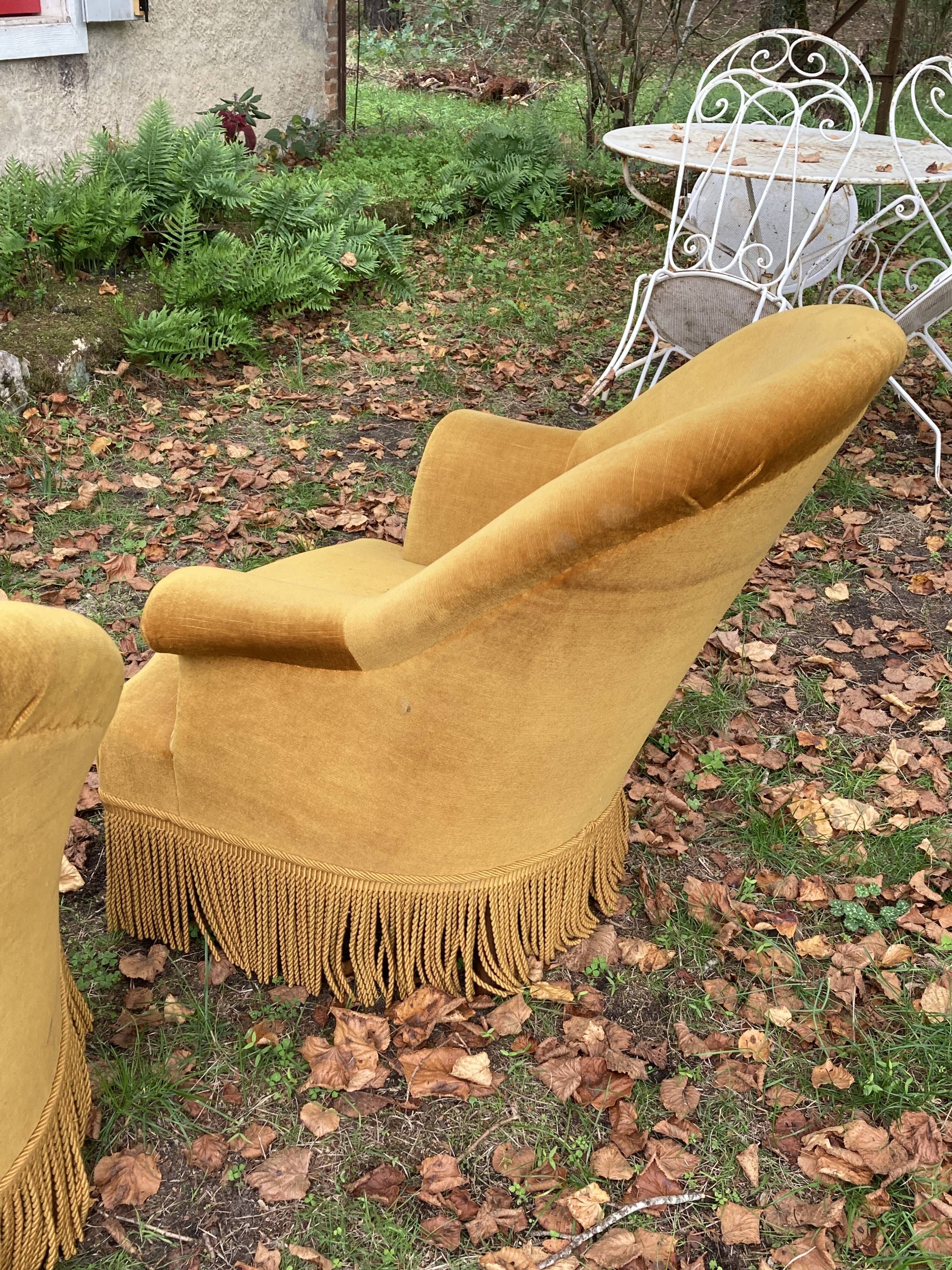 Paire de fauteuils crapaud jaune beige velours frange