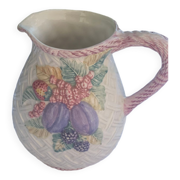 Cruche en barbotine en céramique émaillée motif panier et fruits vintage
