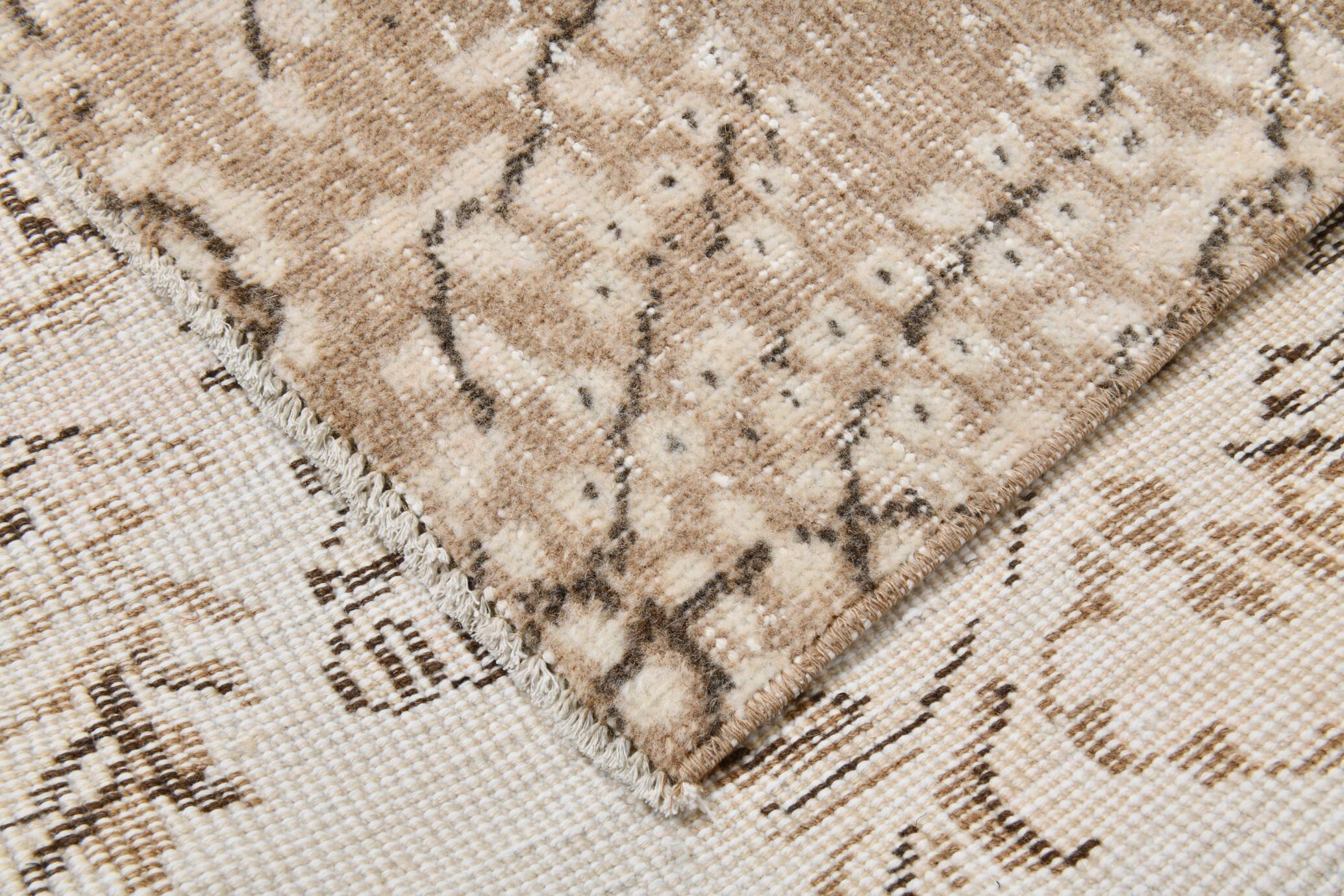 Rare tapis vintage fait main tons rose poudré et beige, motifs floraux
