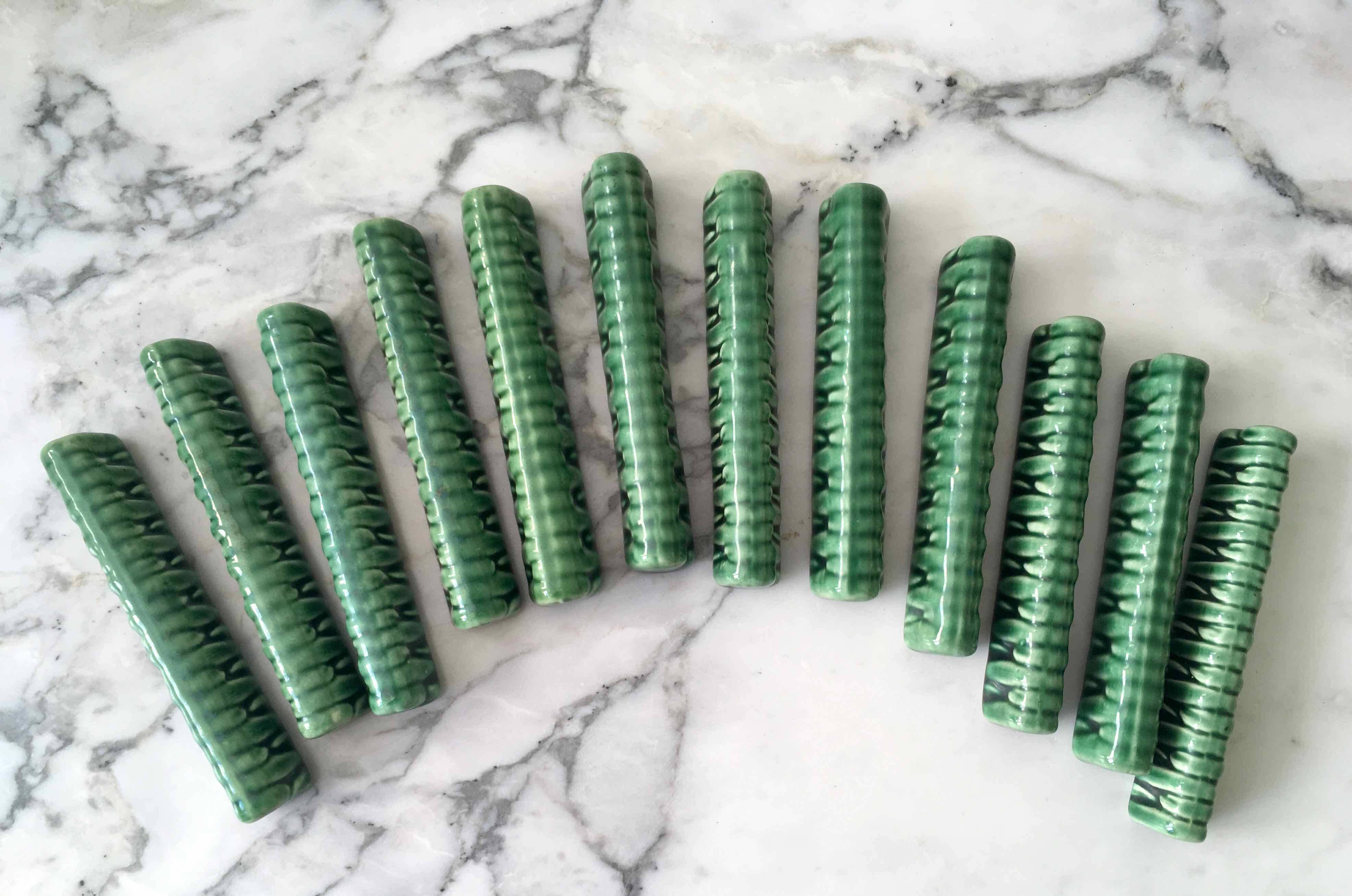 12 porte-couteaux en barbotine verte