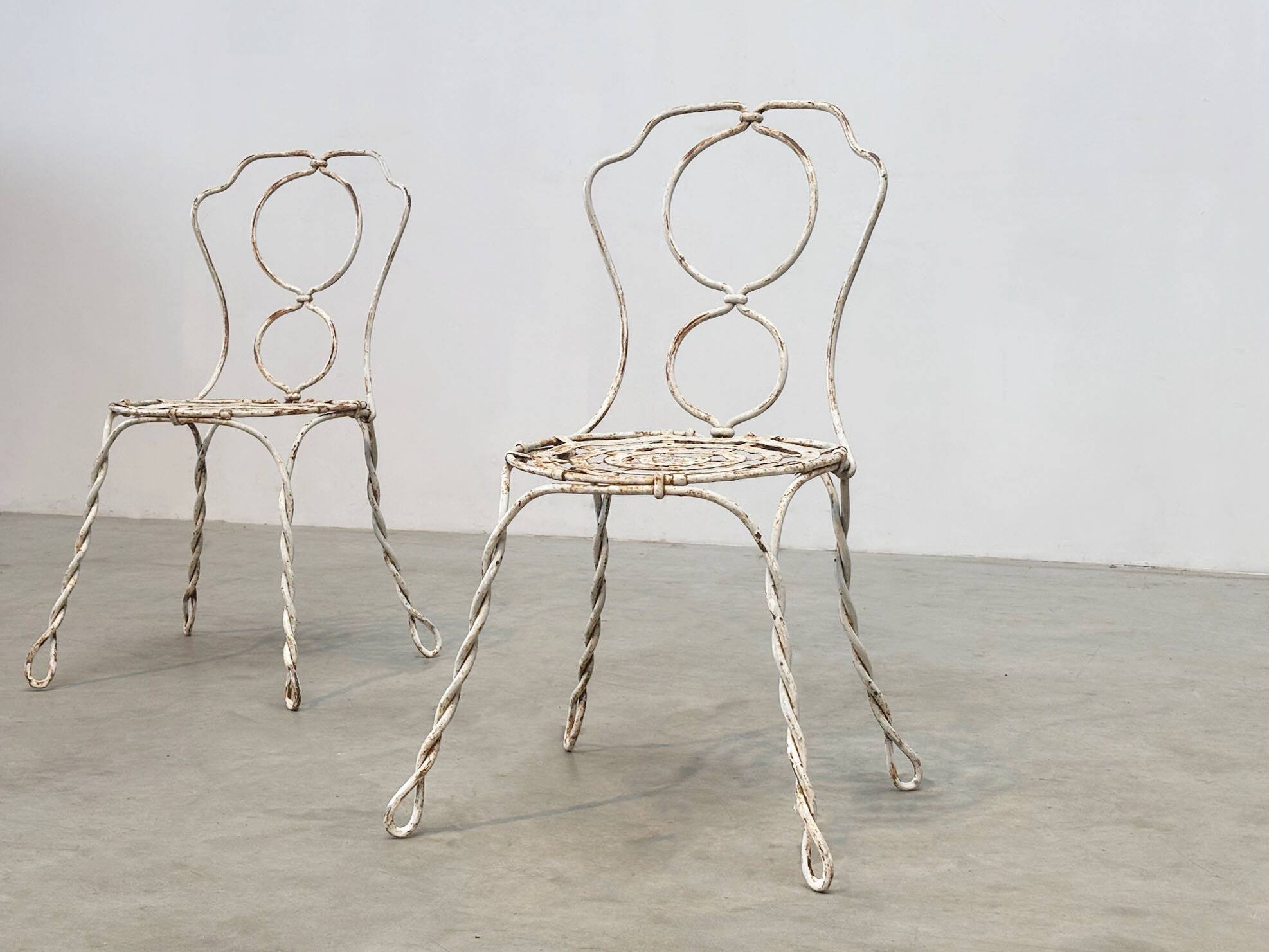 Ensemble de deux chaises de jardin sculpturales françaises