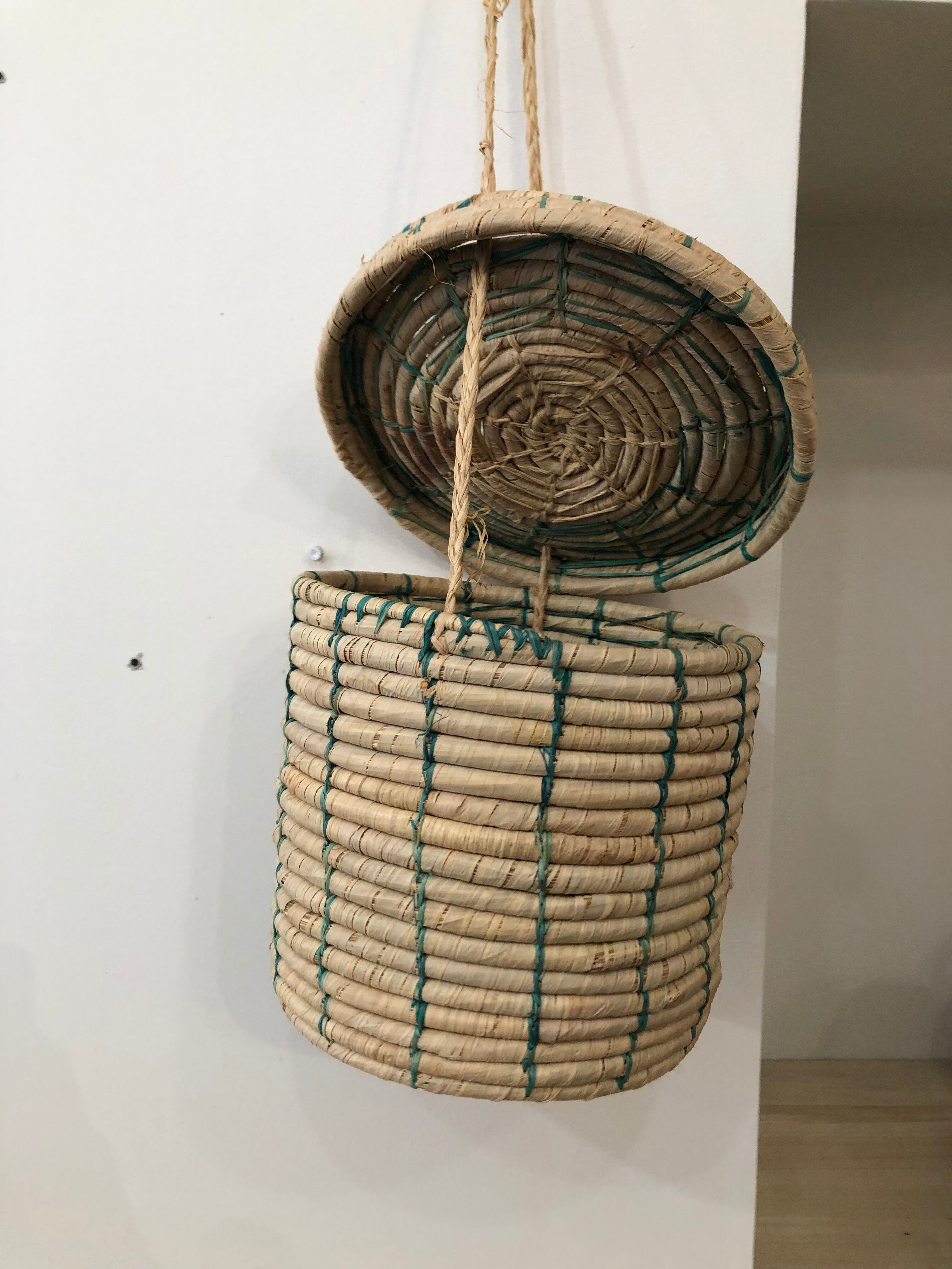 Wicker basket to hang