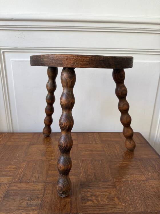 Tabouret de traite ancien style brutaliste tripode en bois tourné