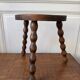 Tabouret de traite ancien style brutaliste tripode en bois tourné