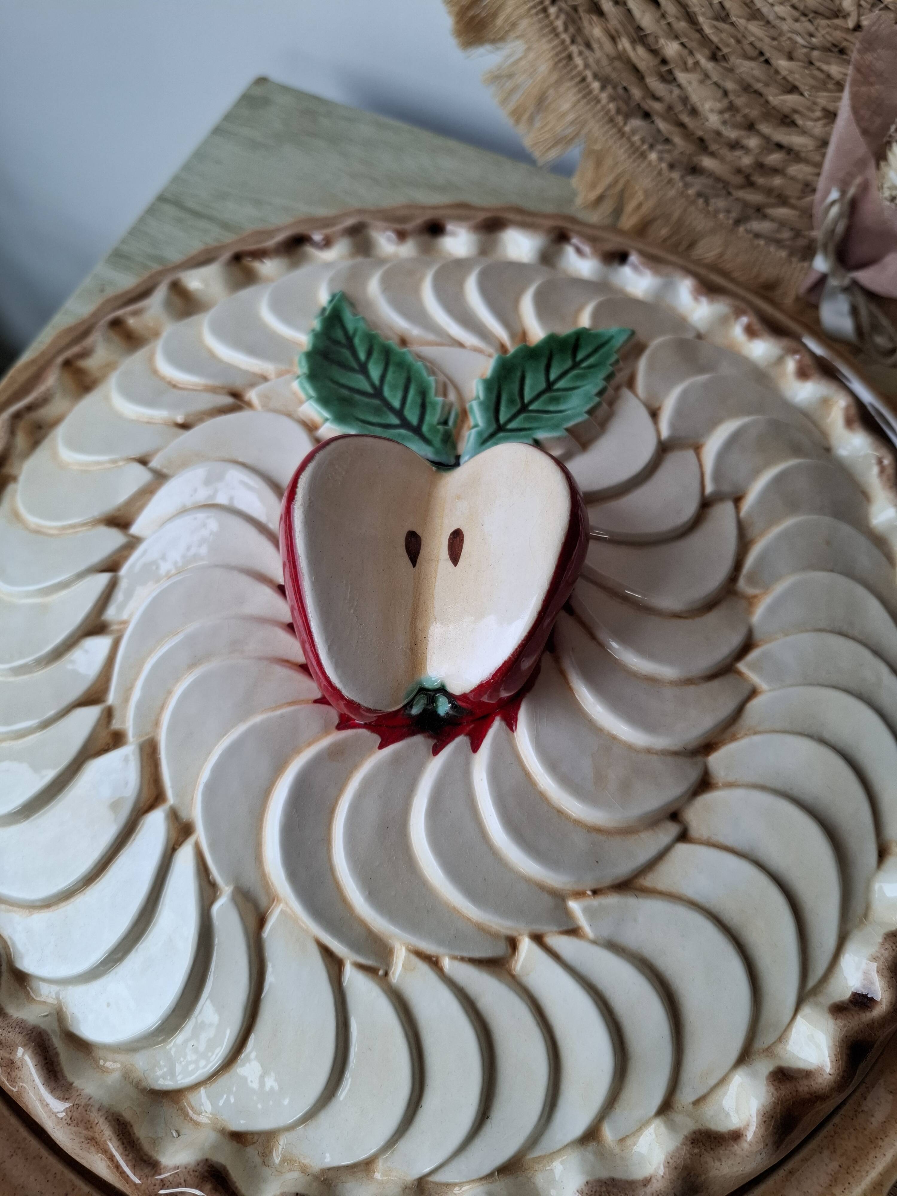 Pie dish in slipware - Apple patterns