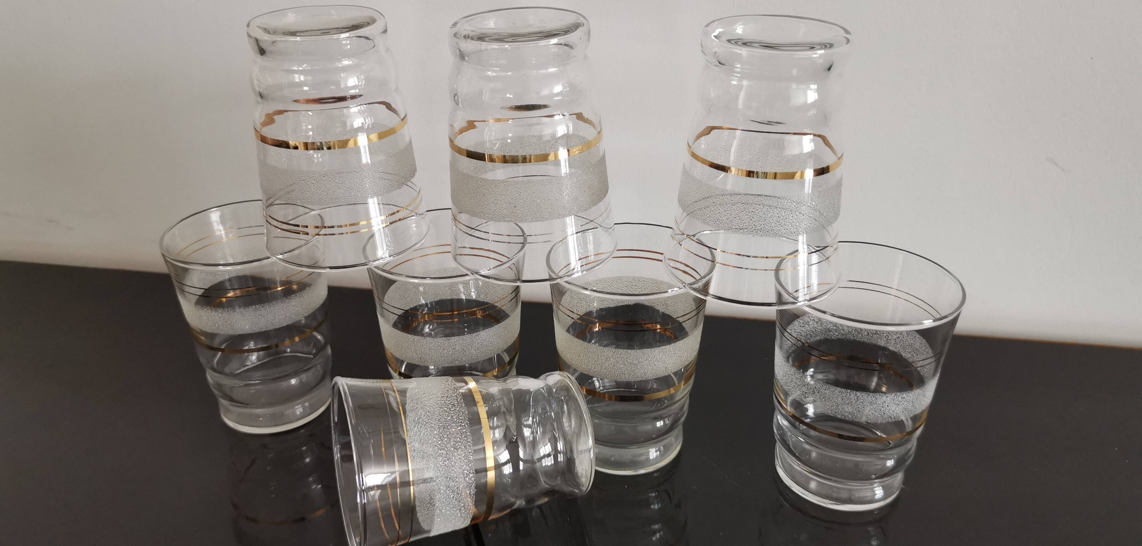 8 glasses with white granite band and gold edging from the 1950s
