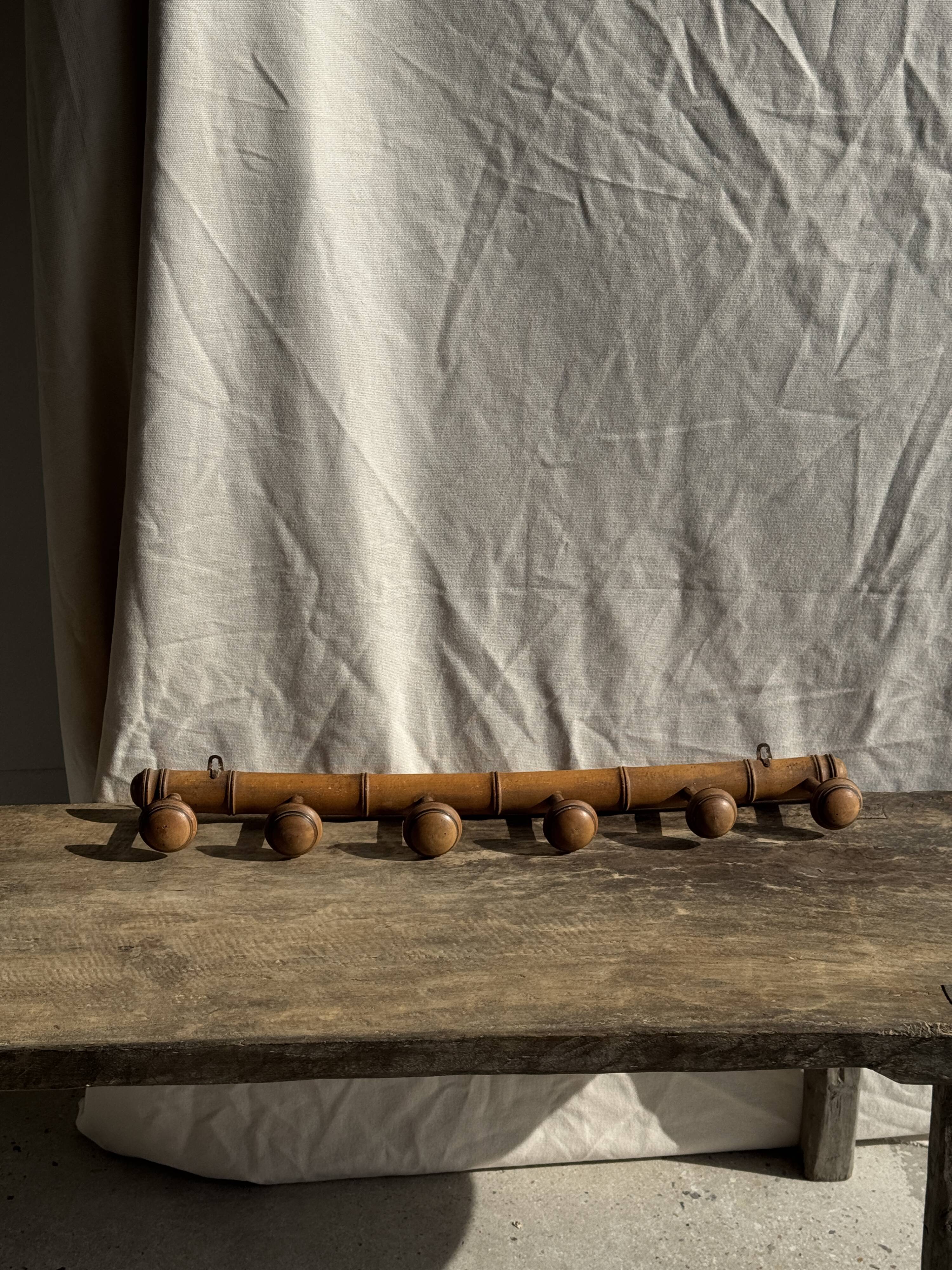 Large vintage wooden coat rack with 6 bamboo effect hooks L79