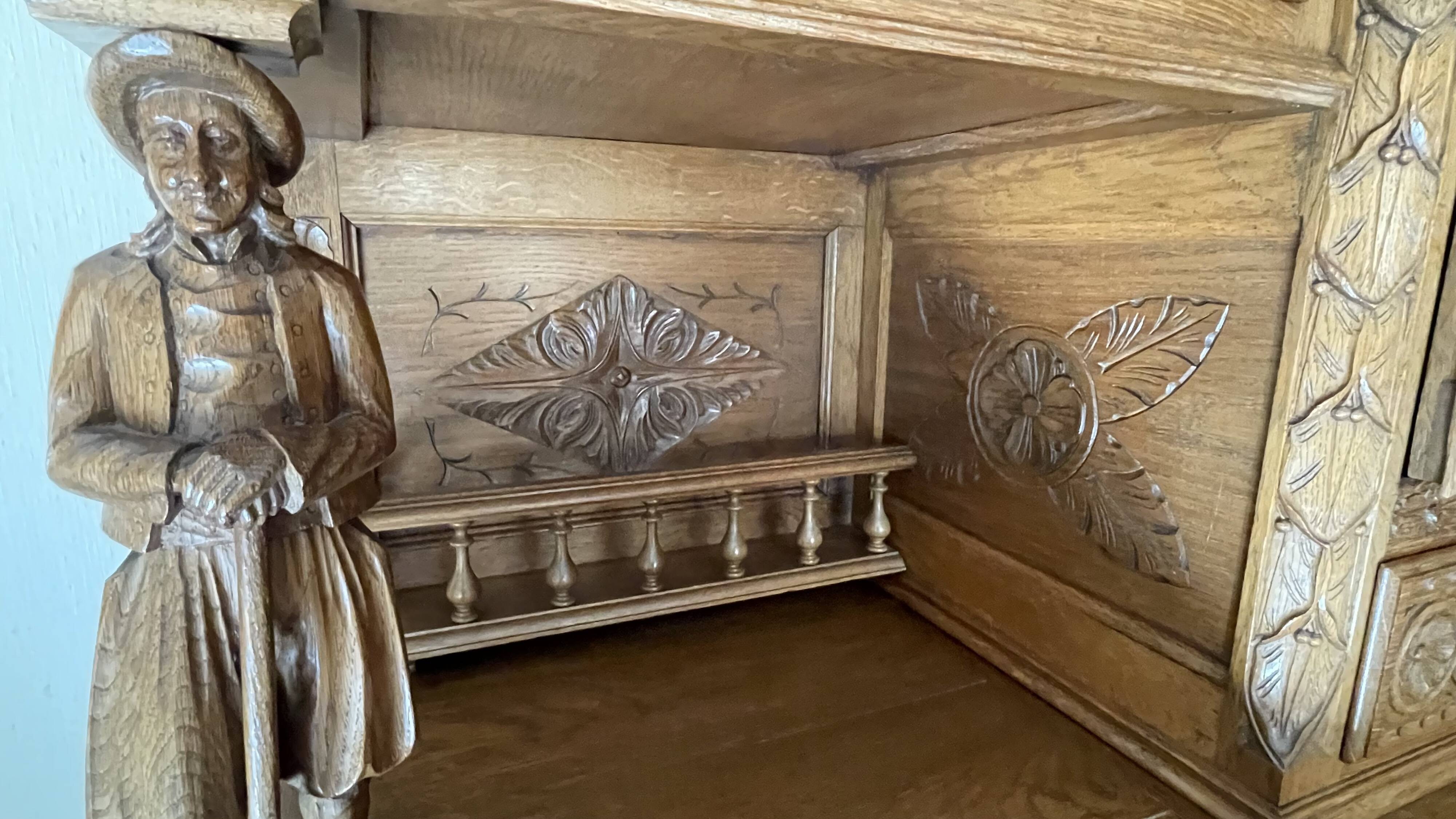 Superb Breton buffet finely carved