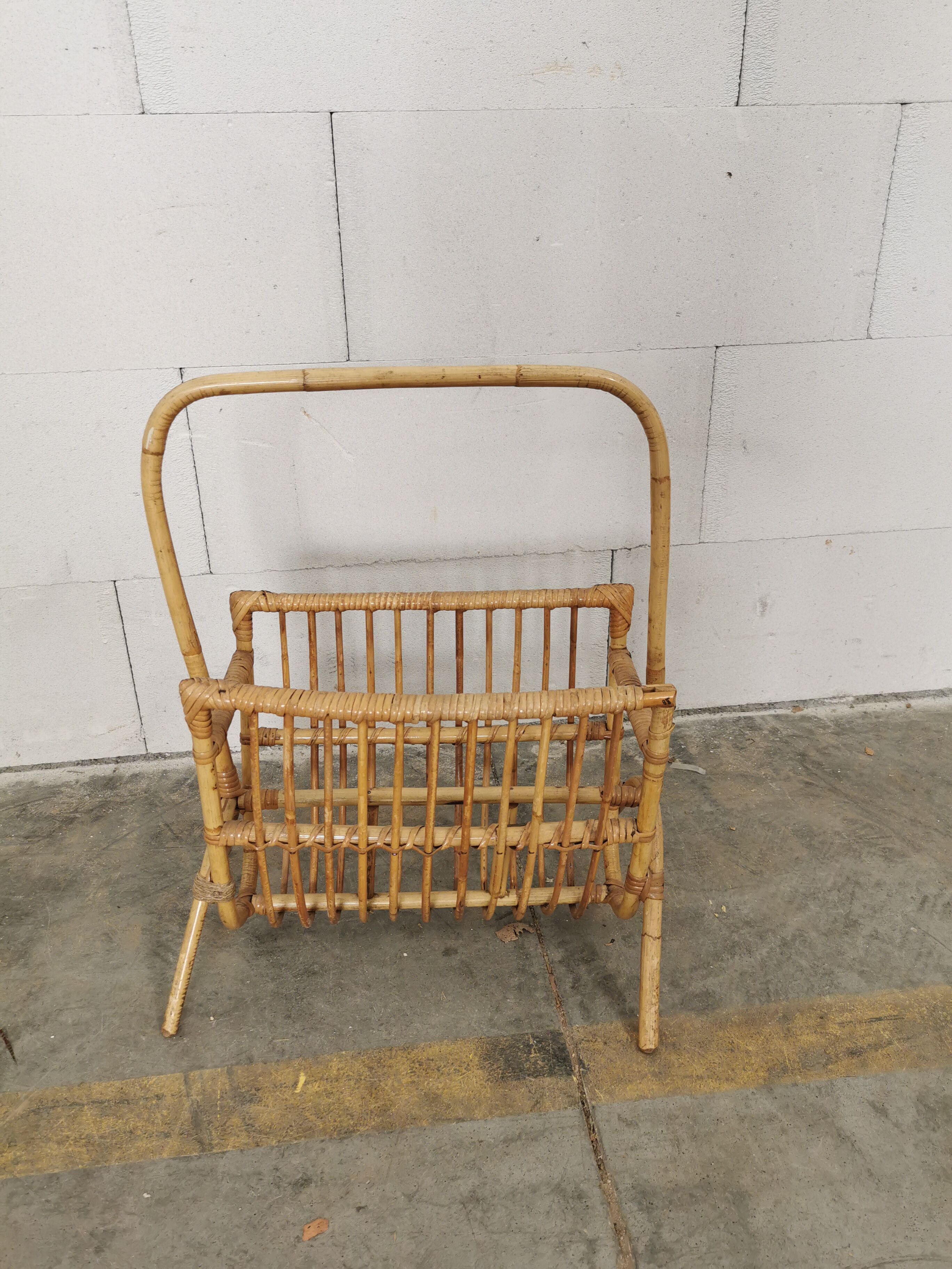 Porte revue rotin
