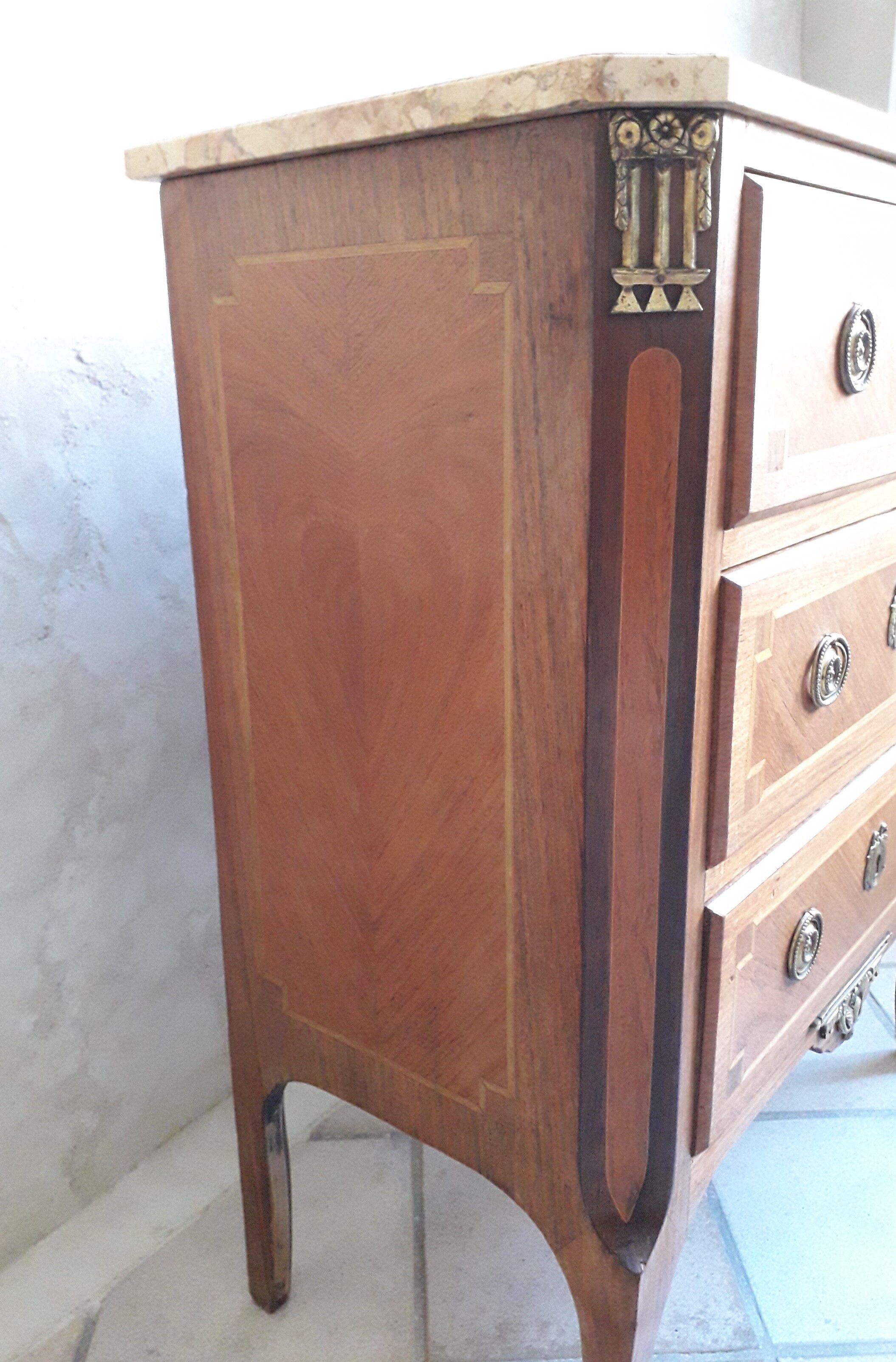 Commode style Louis XVI garnitures en bronze