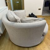 Un grand fauteuil pivotant