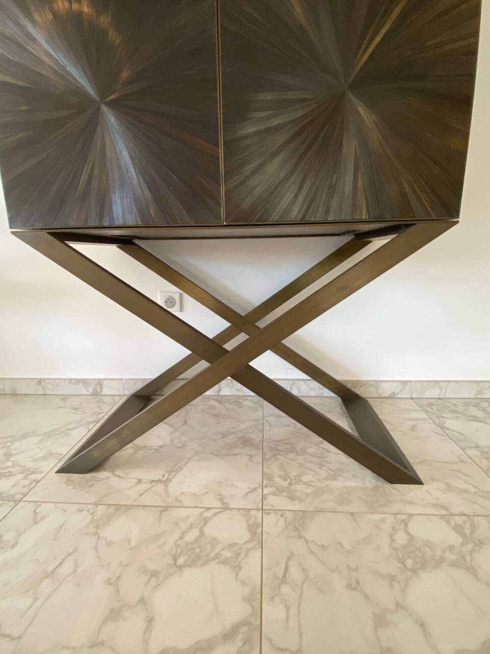 Cabinet bar contemporain en marqueterie de paille et laiton massif