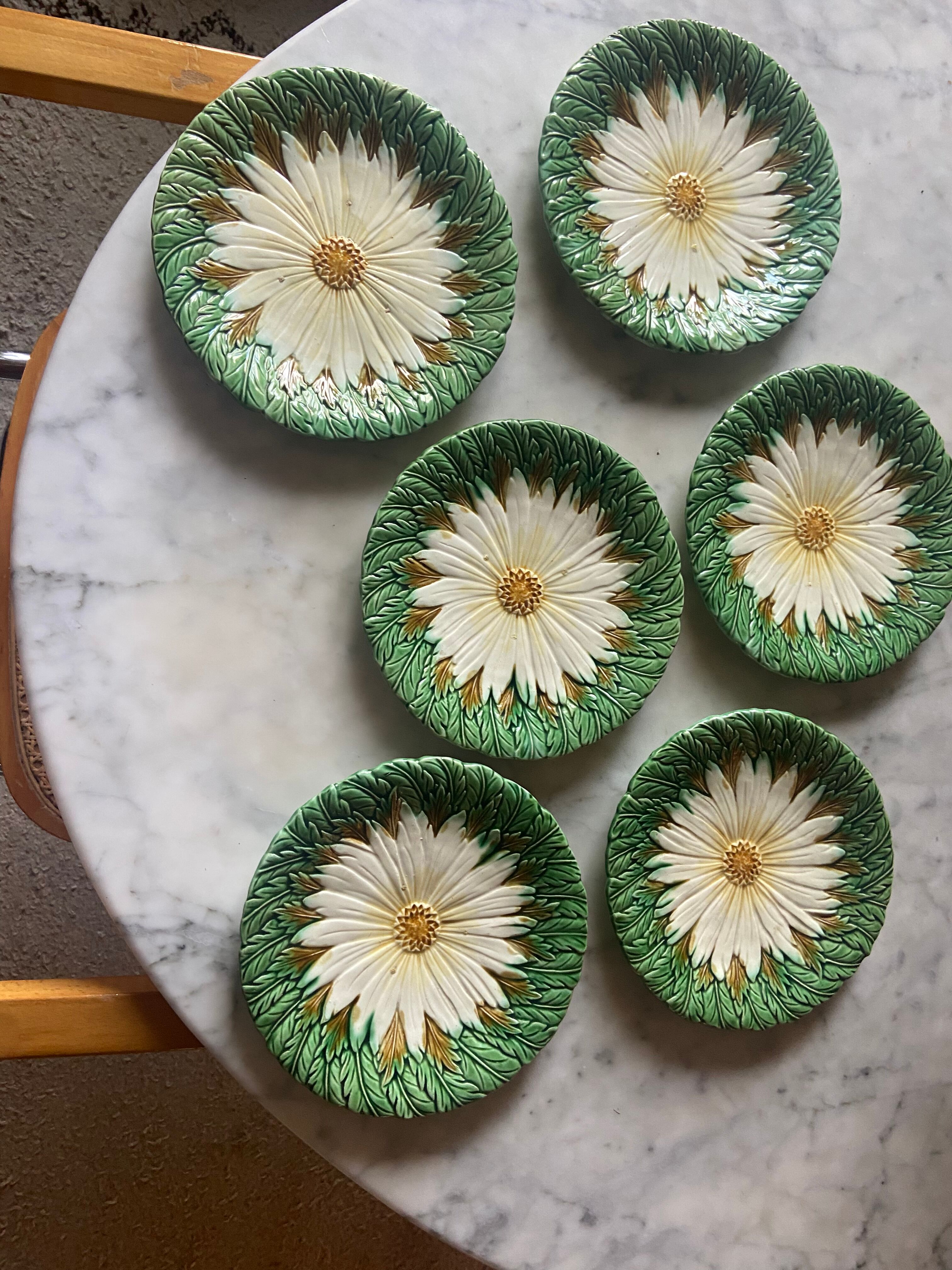 Série de 6 assiettes marguerite en barbotine vers 1880