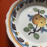 Assiette creuse en faïence ancienne à décor de prune