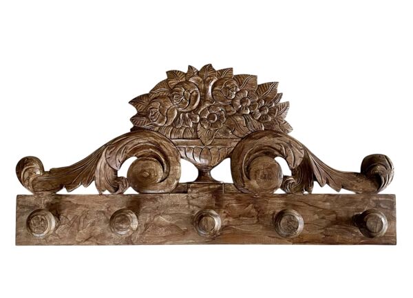 Porte-manteau mural sur fronton en bois sculpté