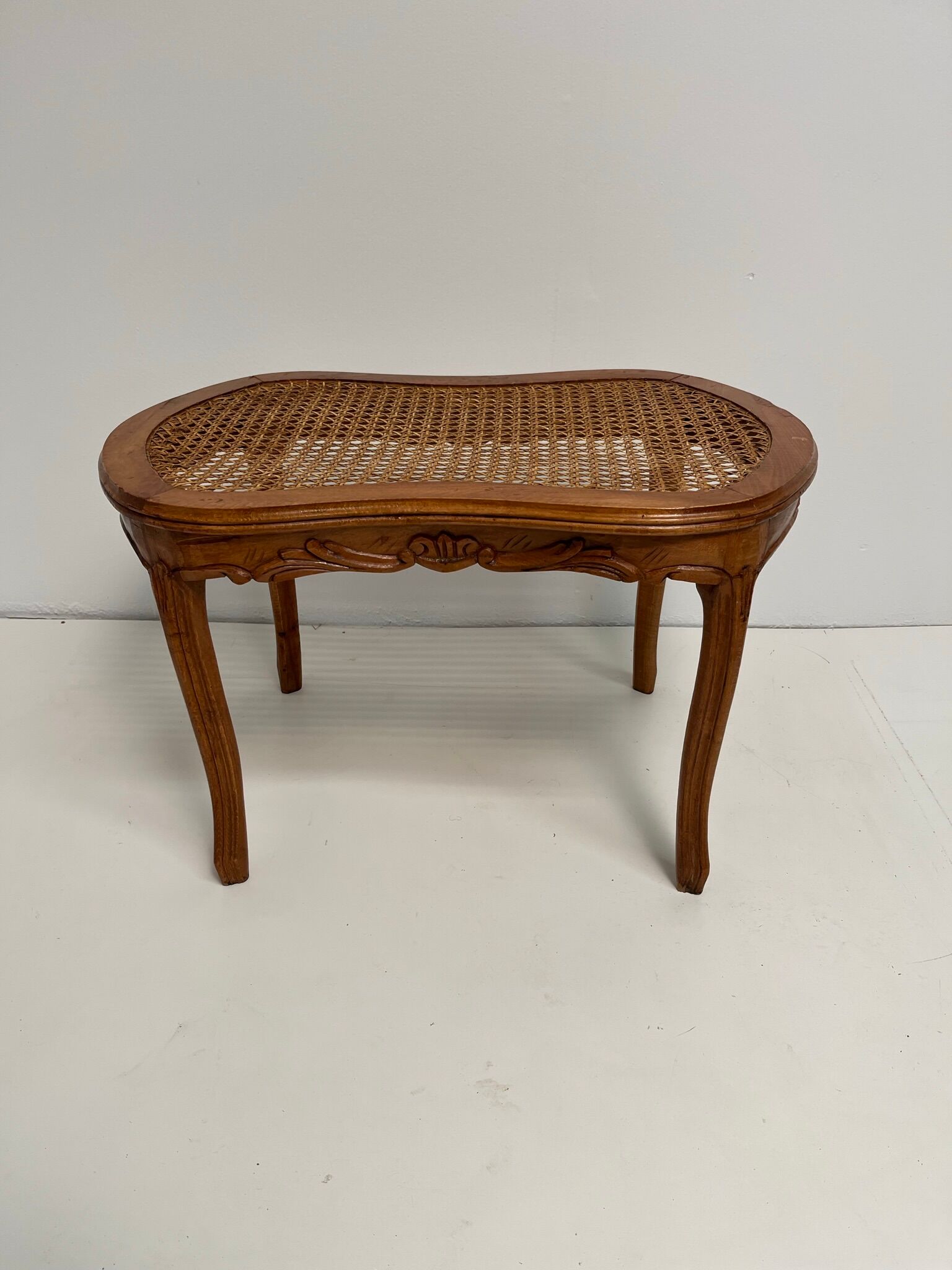 Salon Louis XVI canned and molded medallion