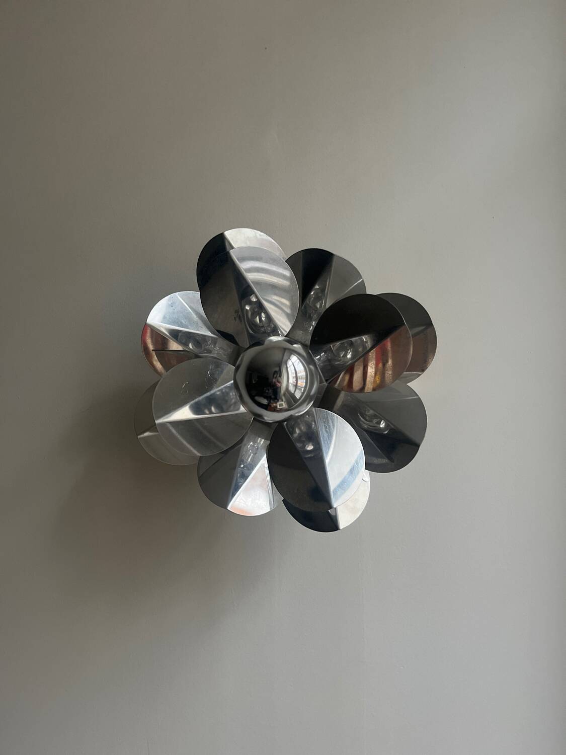 Applique fleur chromée, design 1970