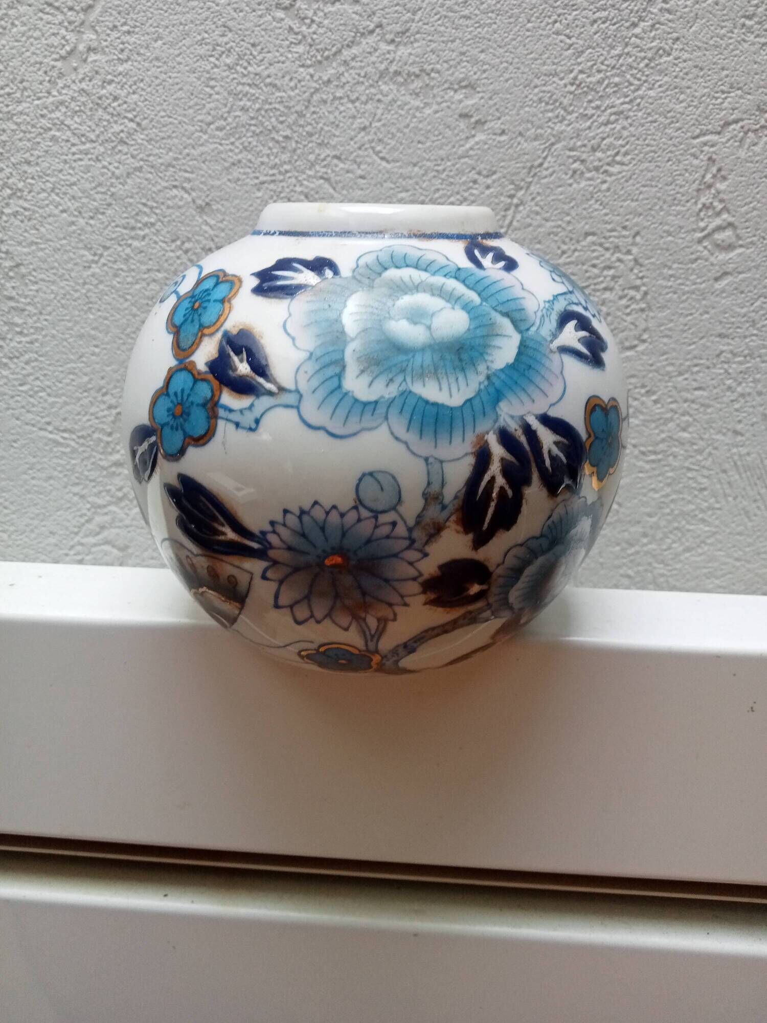 round porcelain vase from China, 19th century, glazed, diameter 11 cm, height 10 cm