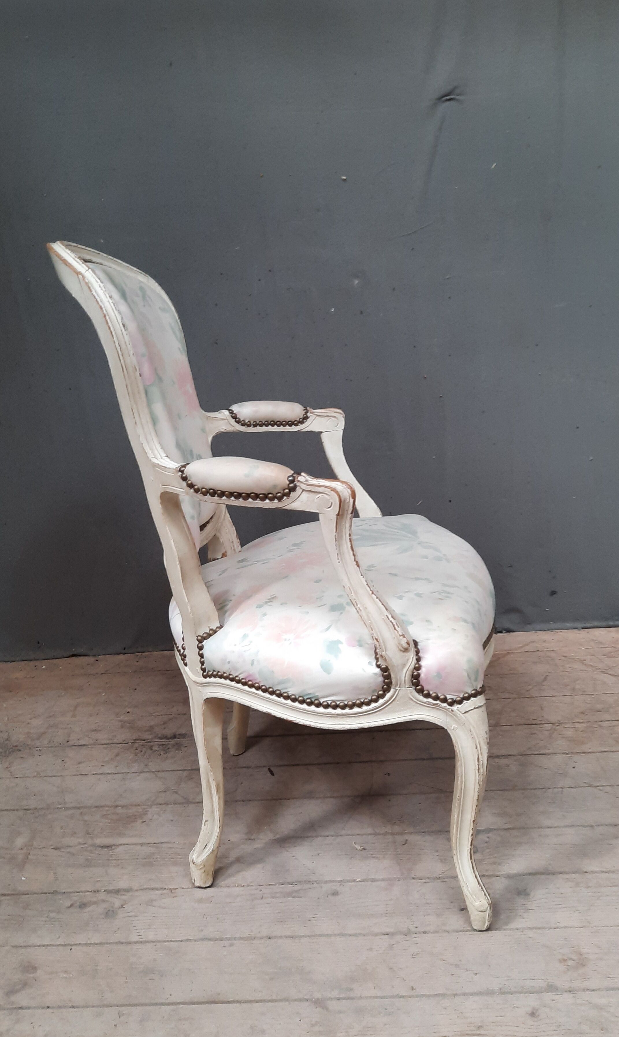 Louis XV armchair in white lacquered wood