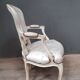 Fauteuil Louis XV en bois laqué  blanc