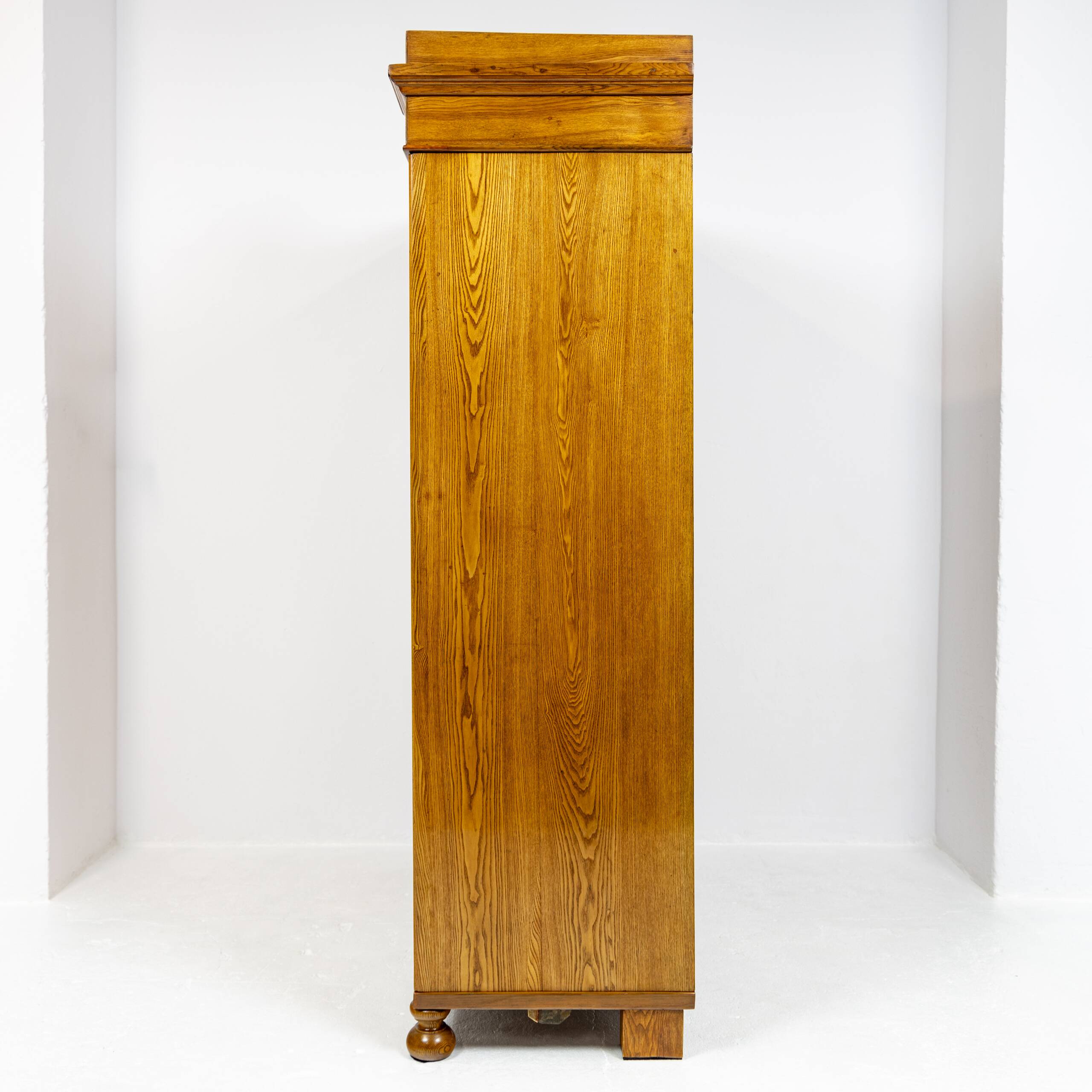 Armoire Louis-Philippe en frêne massif - 1835-1850