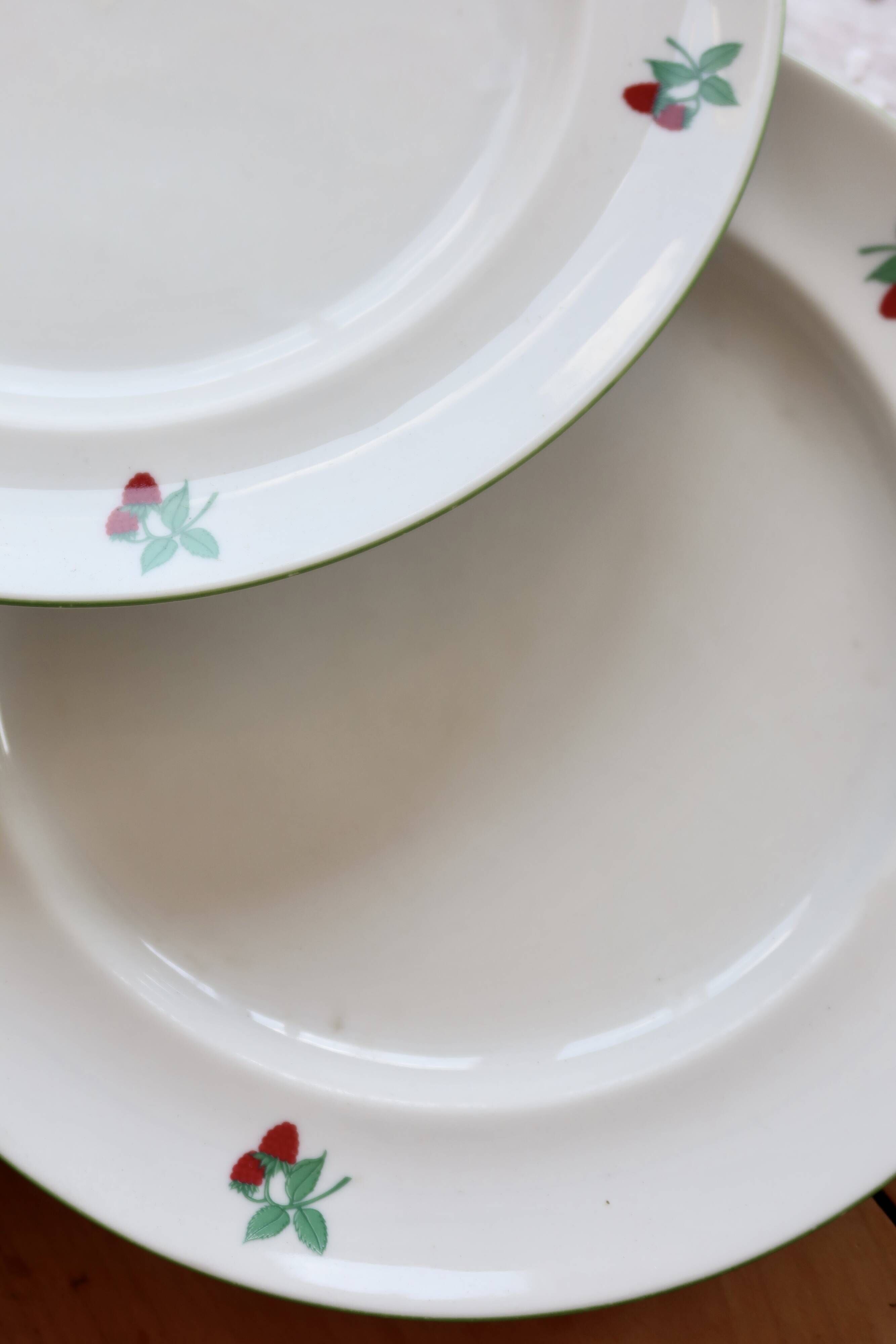 6 vintage flat plates porcelain Table et Couleurs model Raspberries