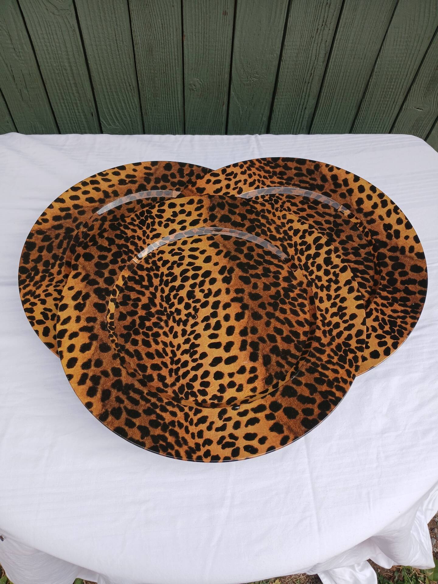 5 large flat plastic plates