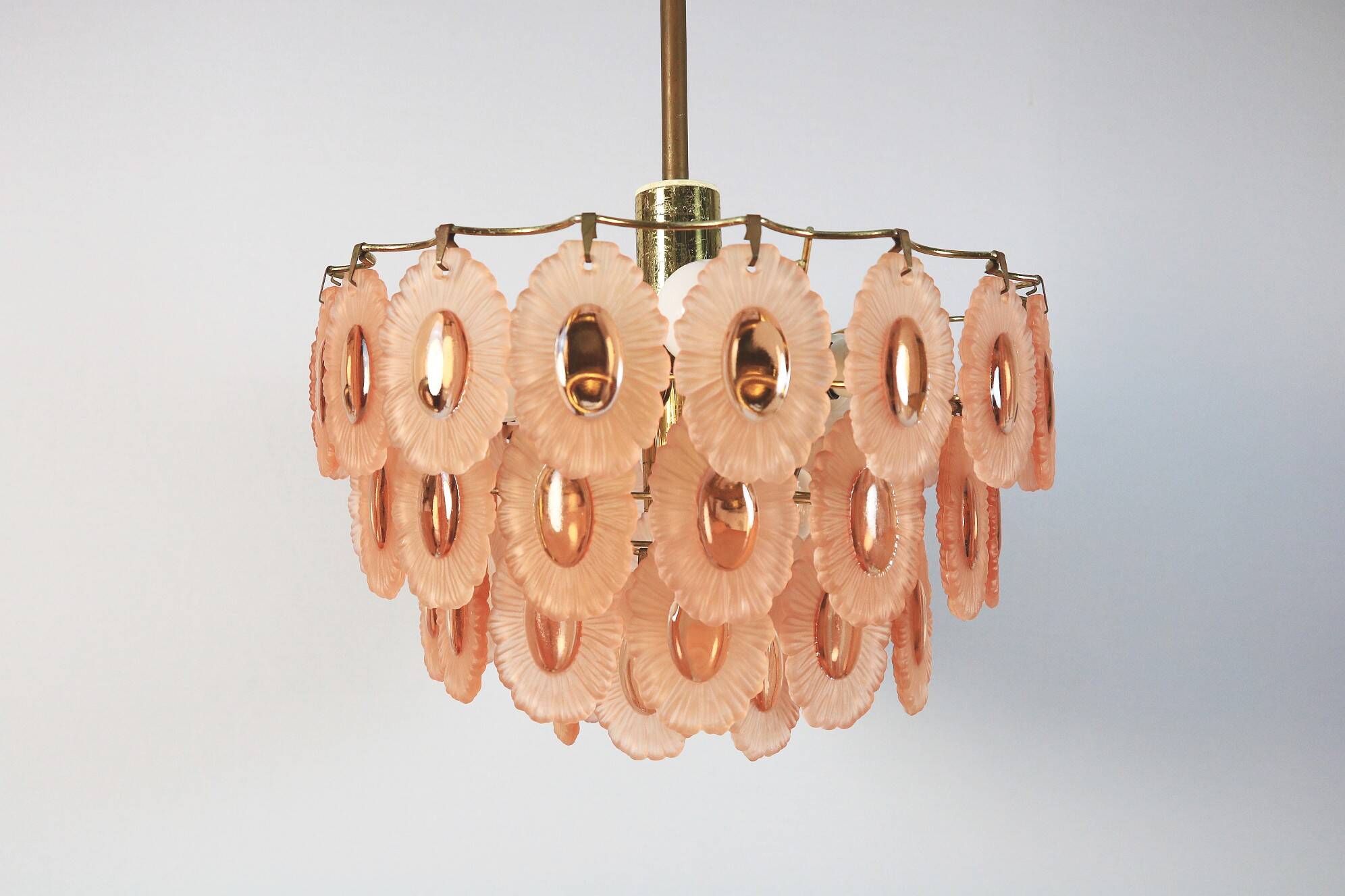 Paire d'appliques avec médaillon en verre rose, années 1970