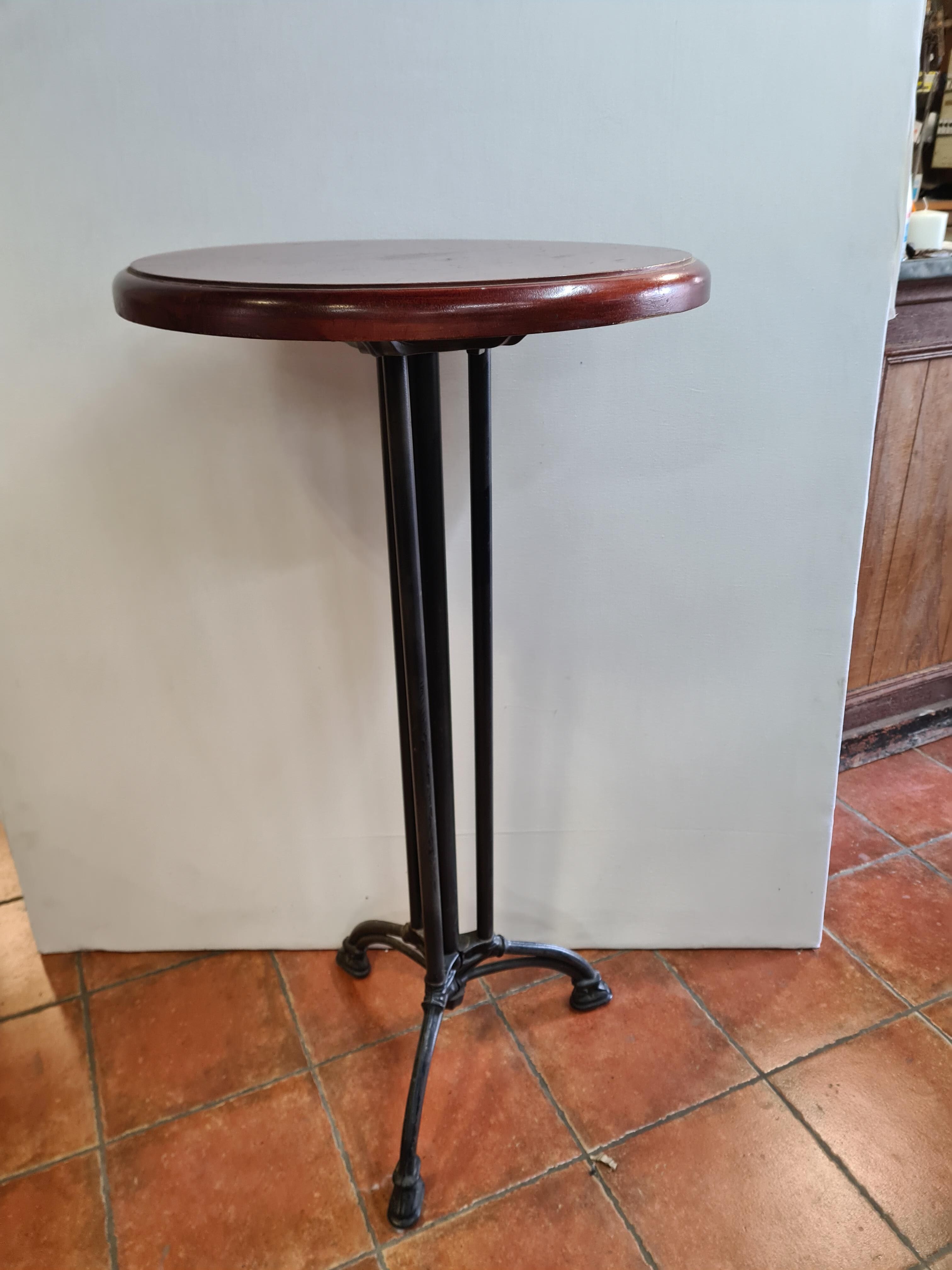 Pedestal table / standing up with cast iron base