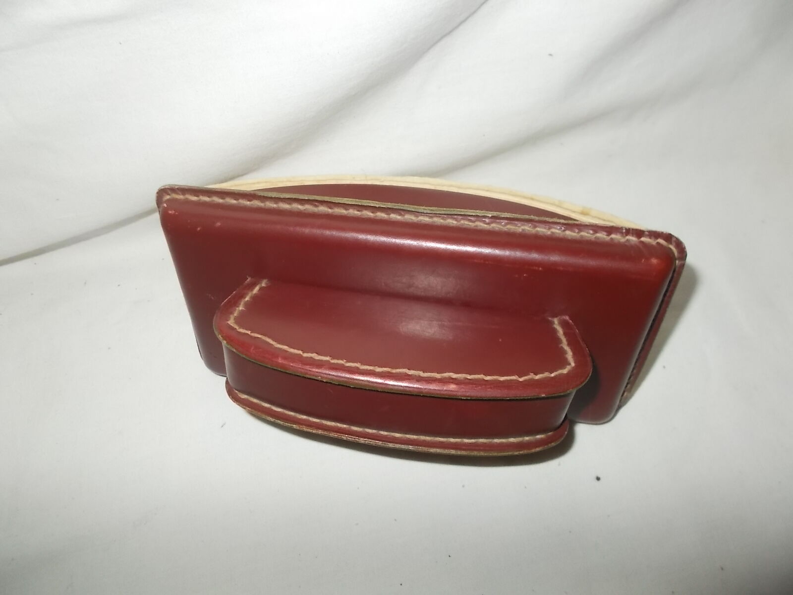 Piqué leather tampon pad