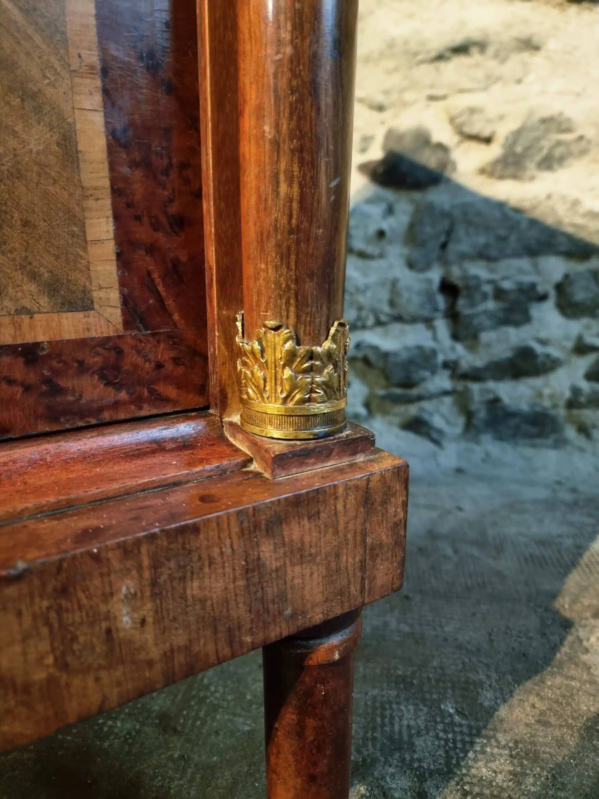 Table de chevet Empire français avec dessus en marbre