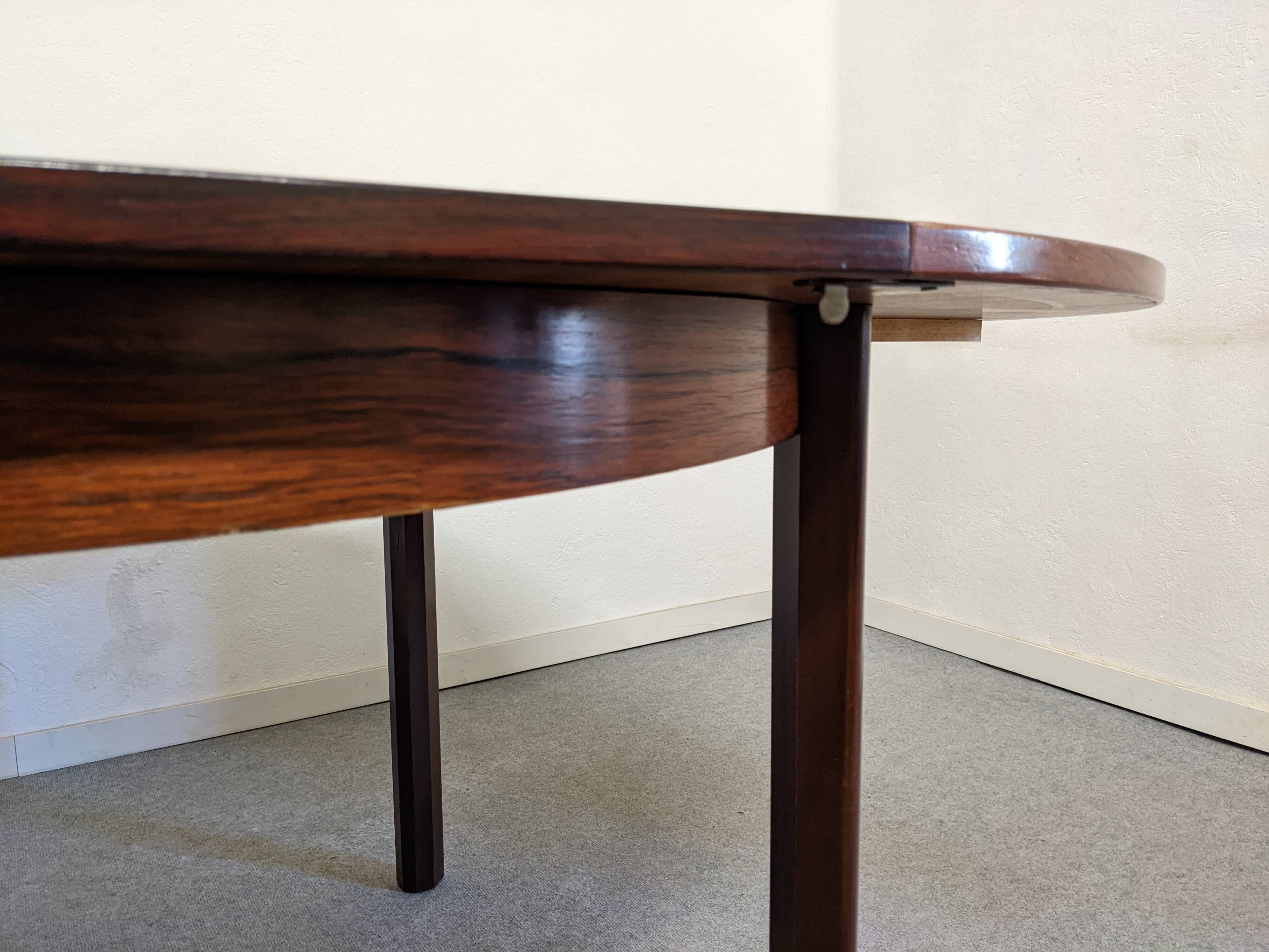 Danish rosewood dining table from the 60s/70s