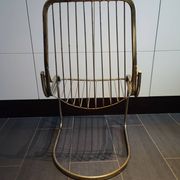 Chaise métallique tubulaire recouverte de dorure