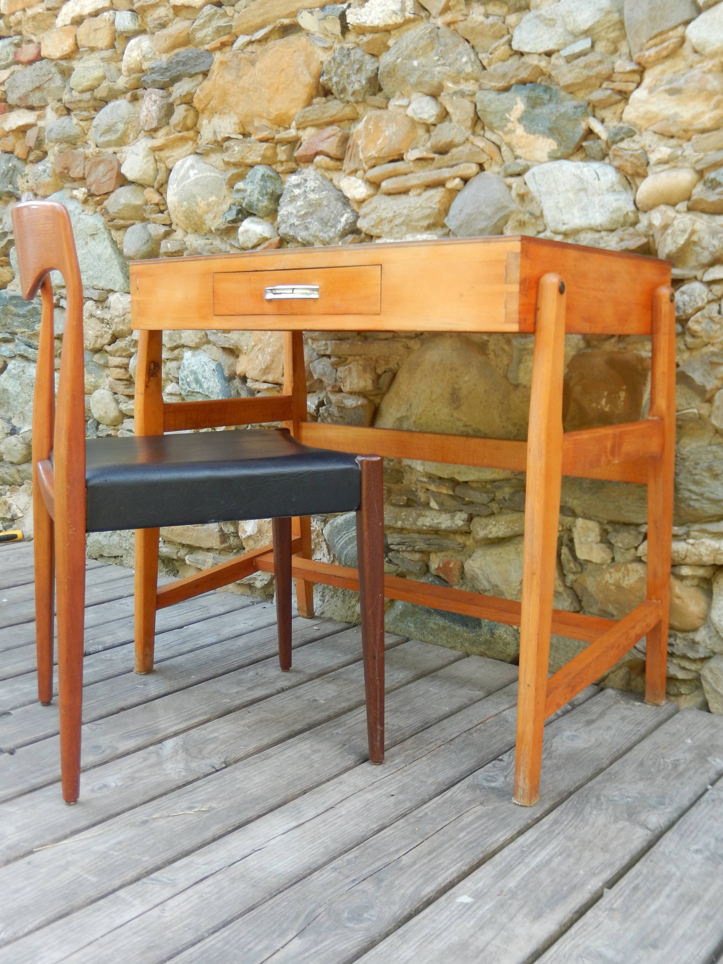 Small desk and vintage Scandinavian chair from the 50s-60s by Niels Otto Möller.