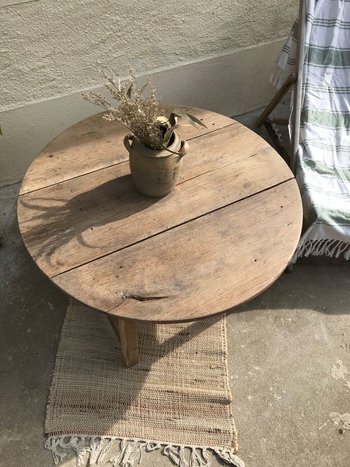 Round coffee table