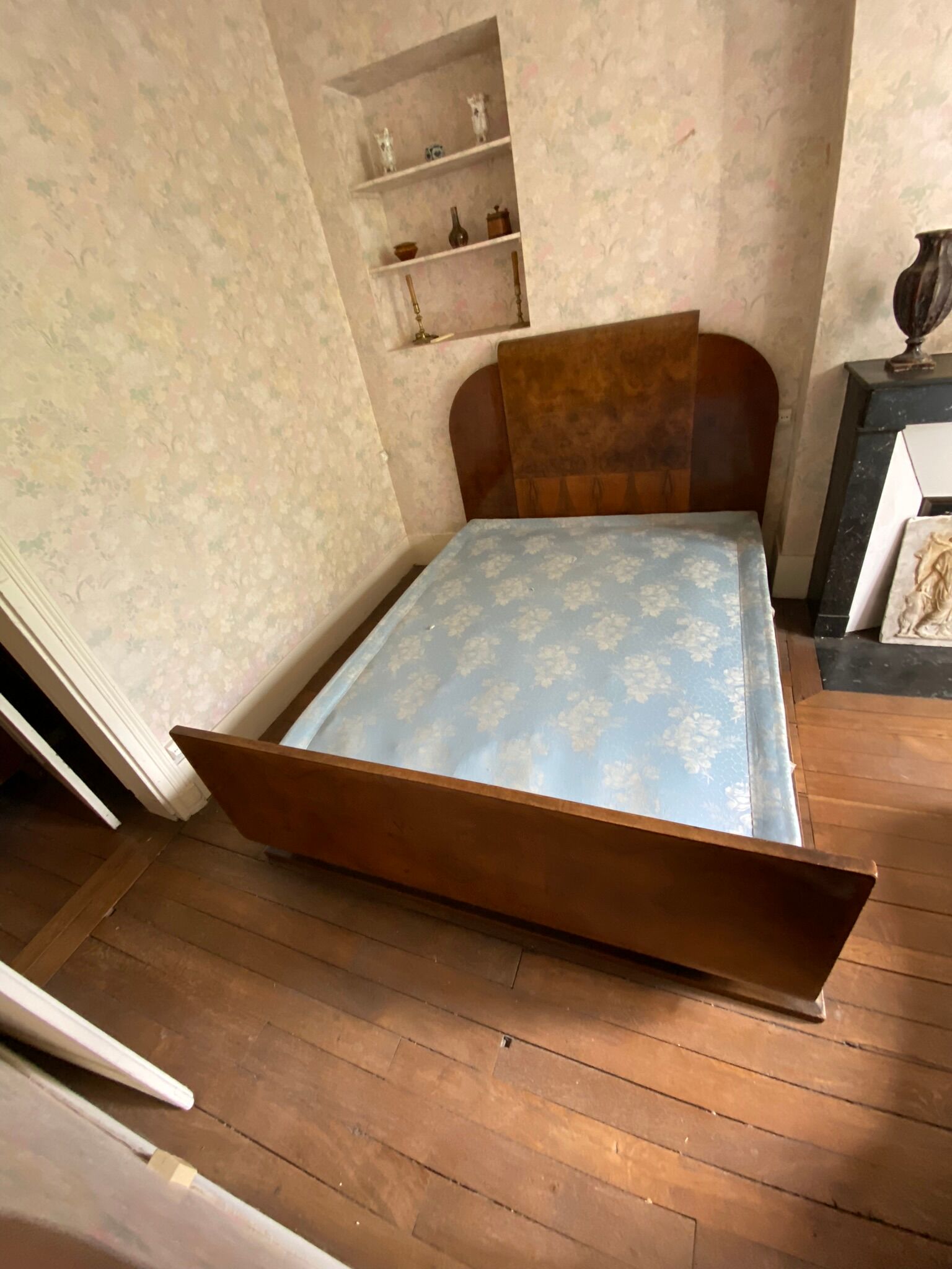 Art deco bed dating from the 30s in Ronce de Noyer