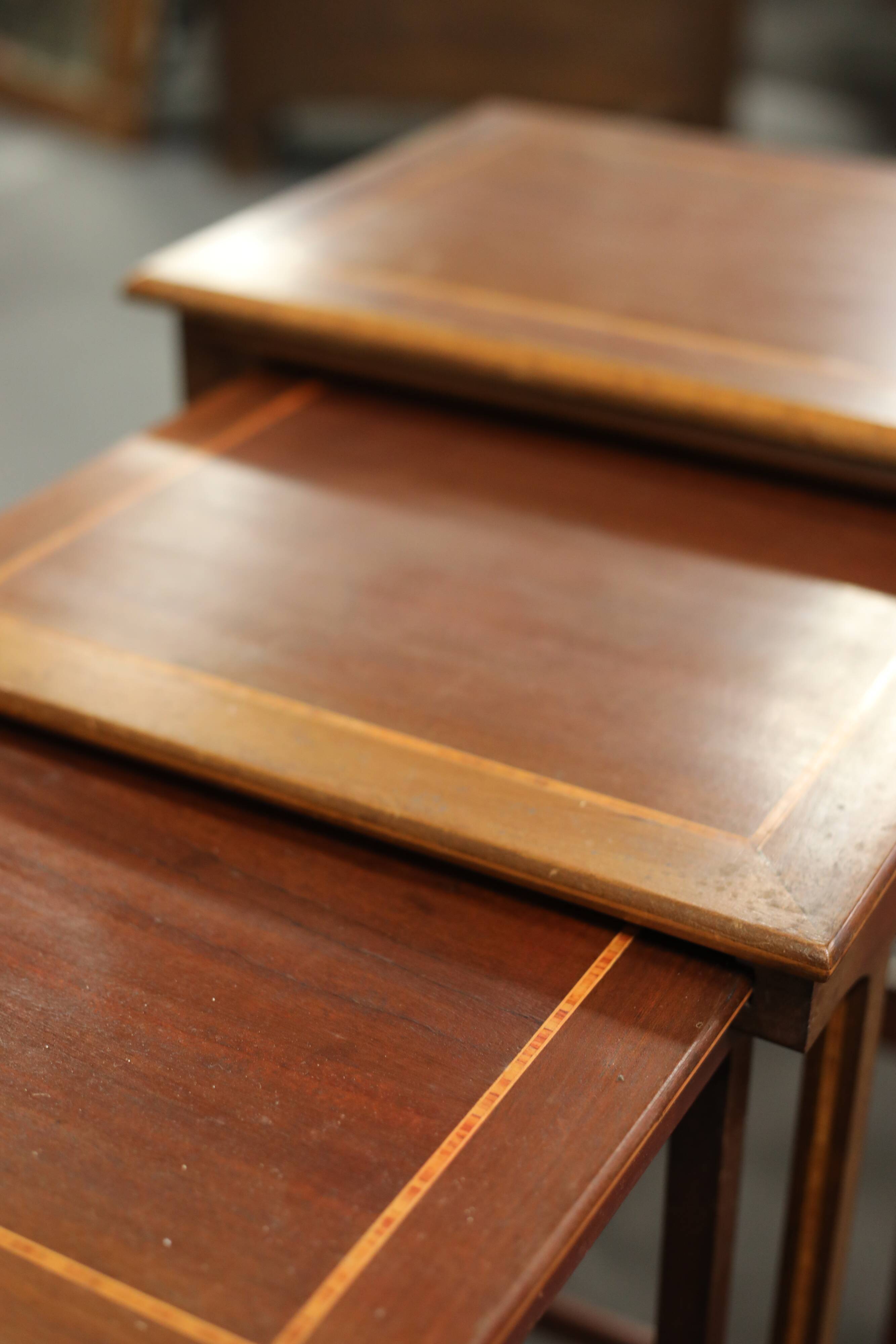 Old gigognes tables