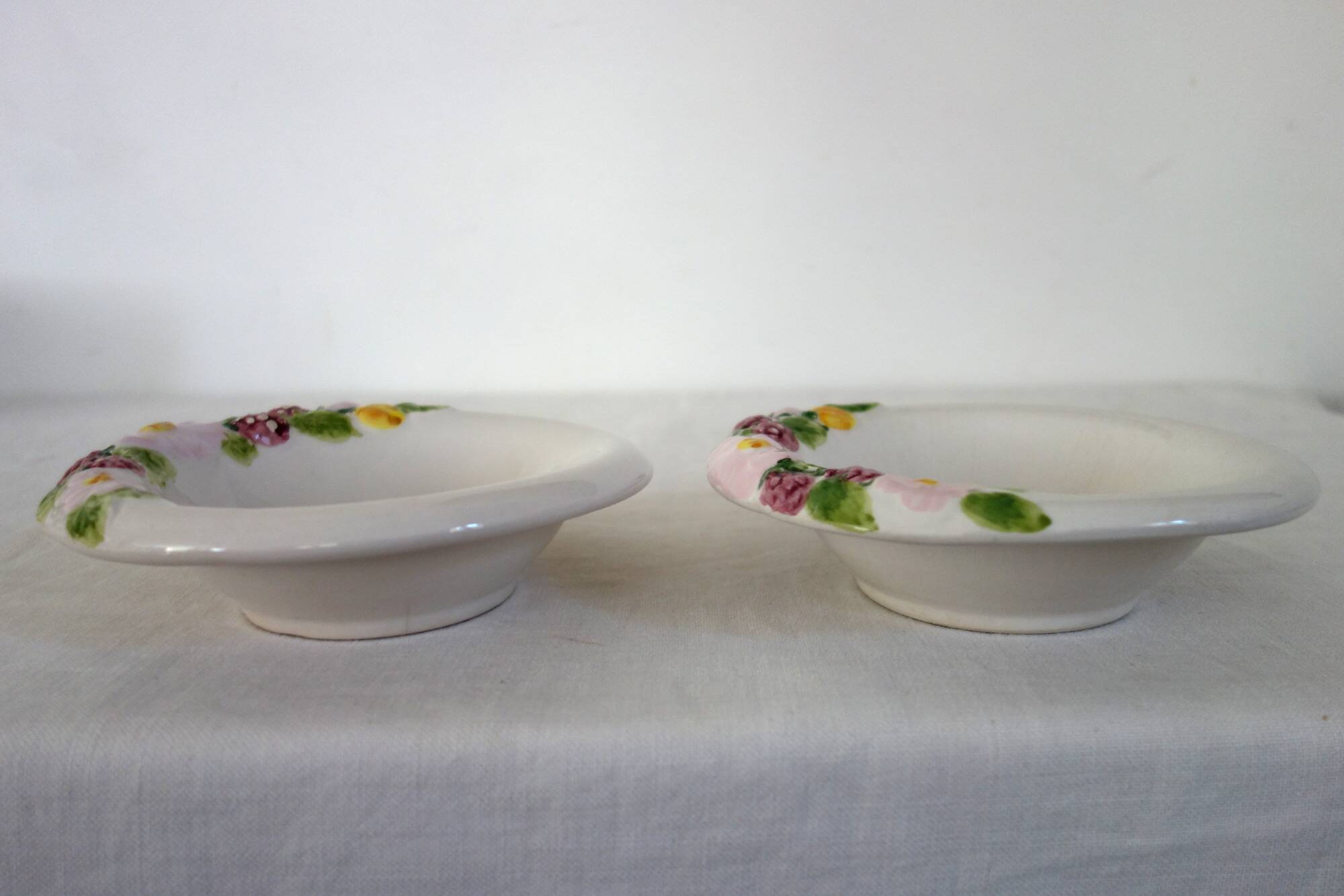 6 plates + 2 bowls Barbotine fruit decor vintage