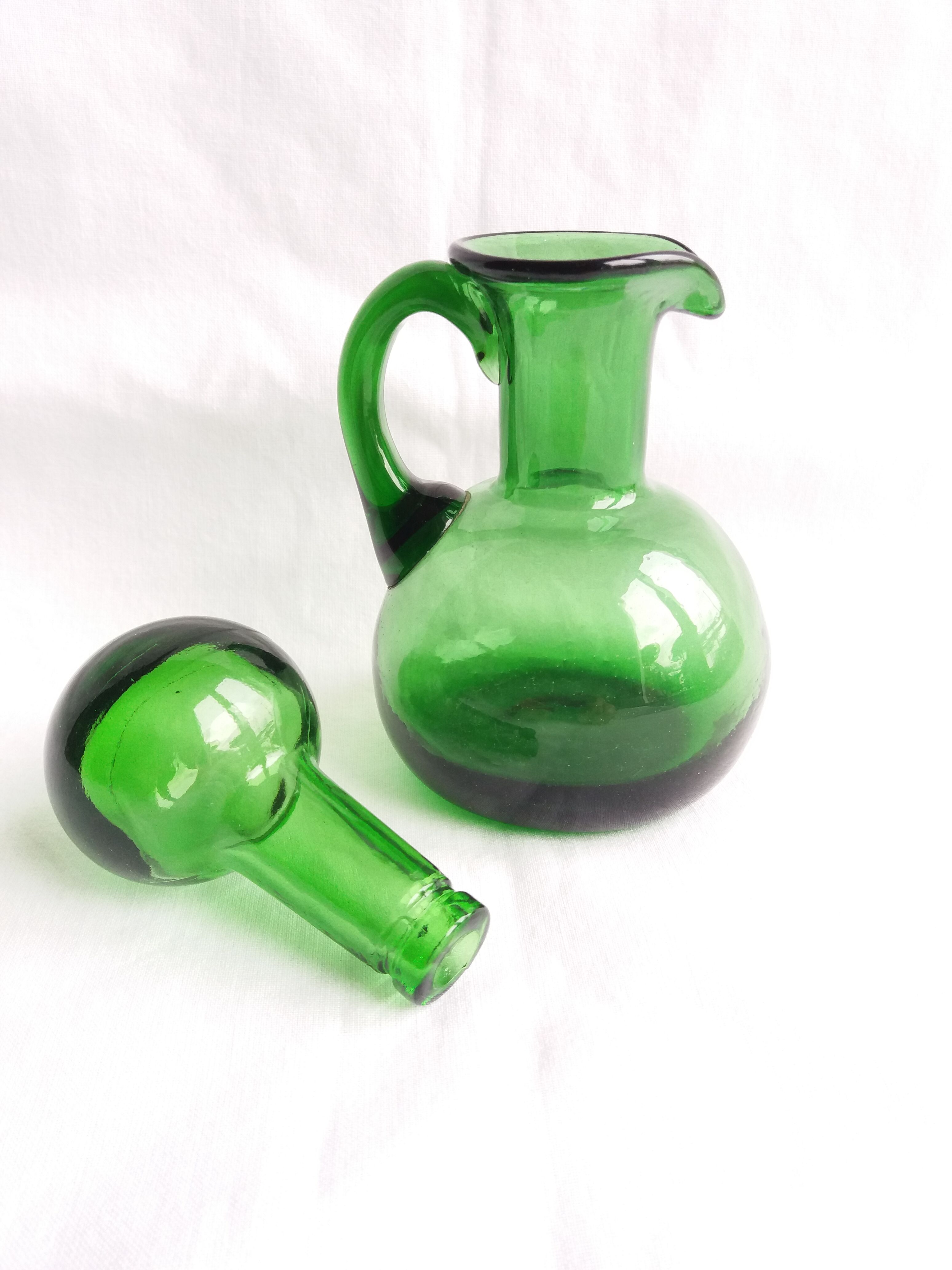 Pichet fiole de chimie en verre vert