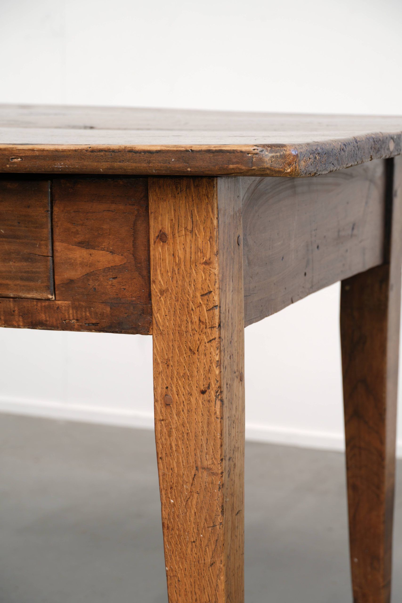 Table de ferme française du 19ème siècle pour 4 à 6 personnes.