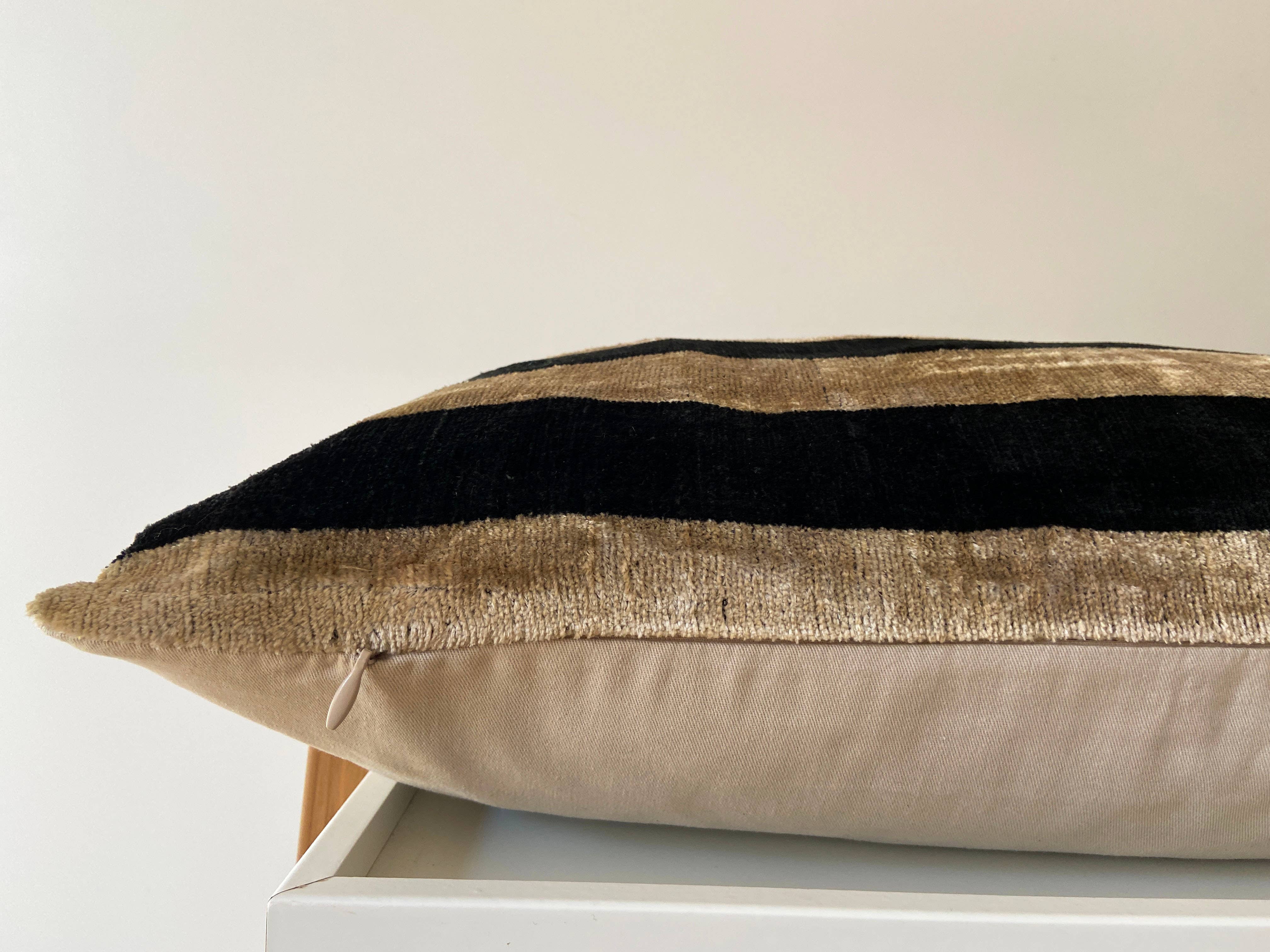 Cushion Ikat velvet black cream