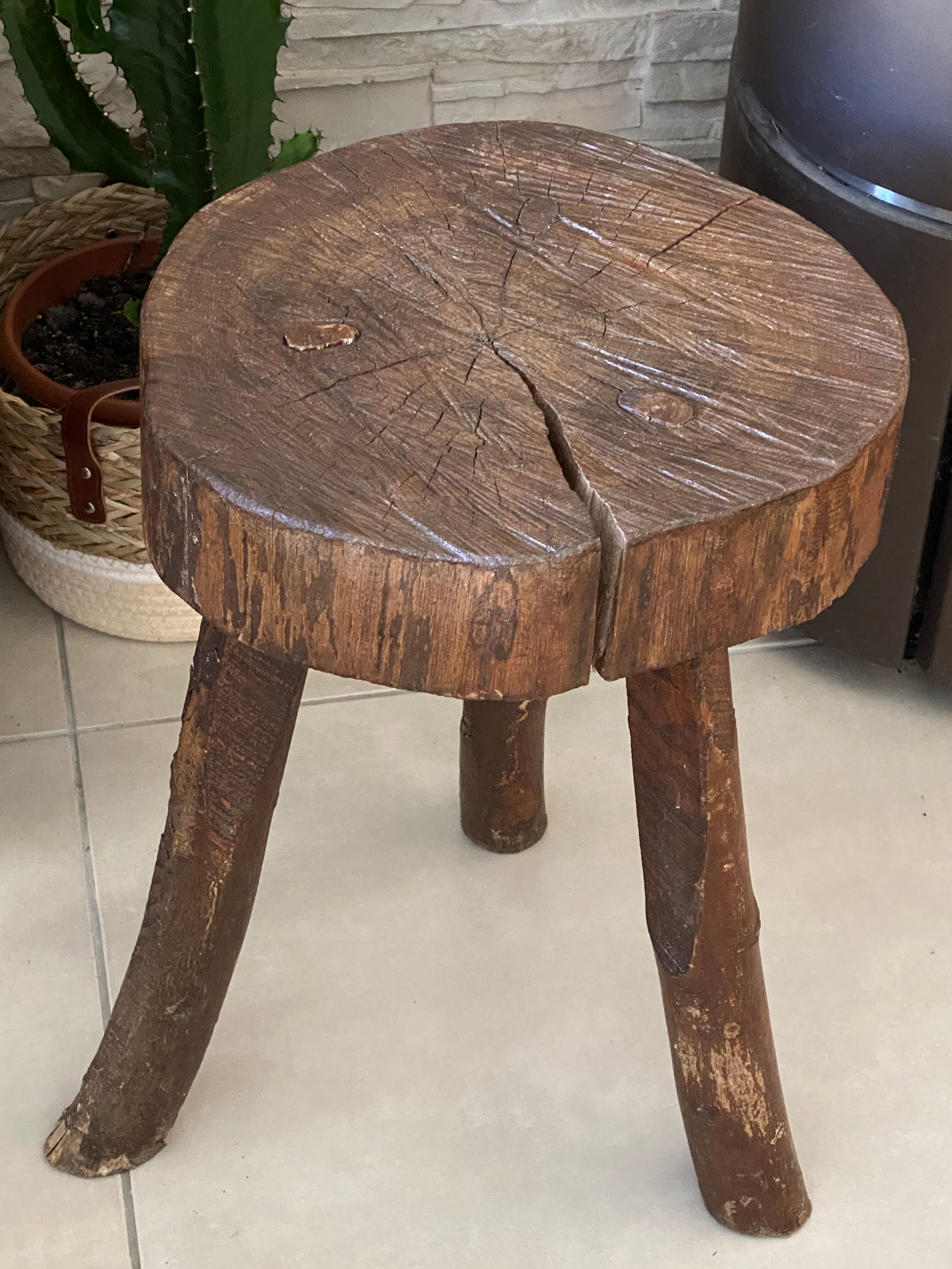 Tabouret tripode brutaliste