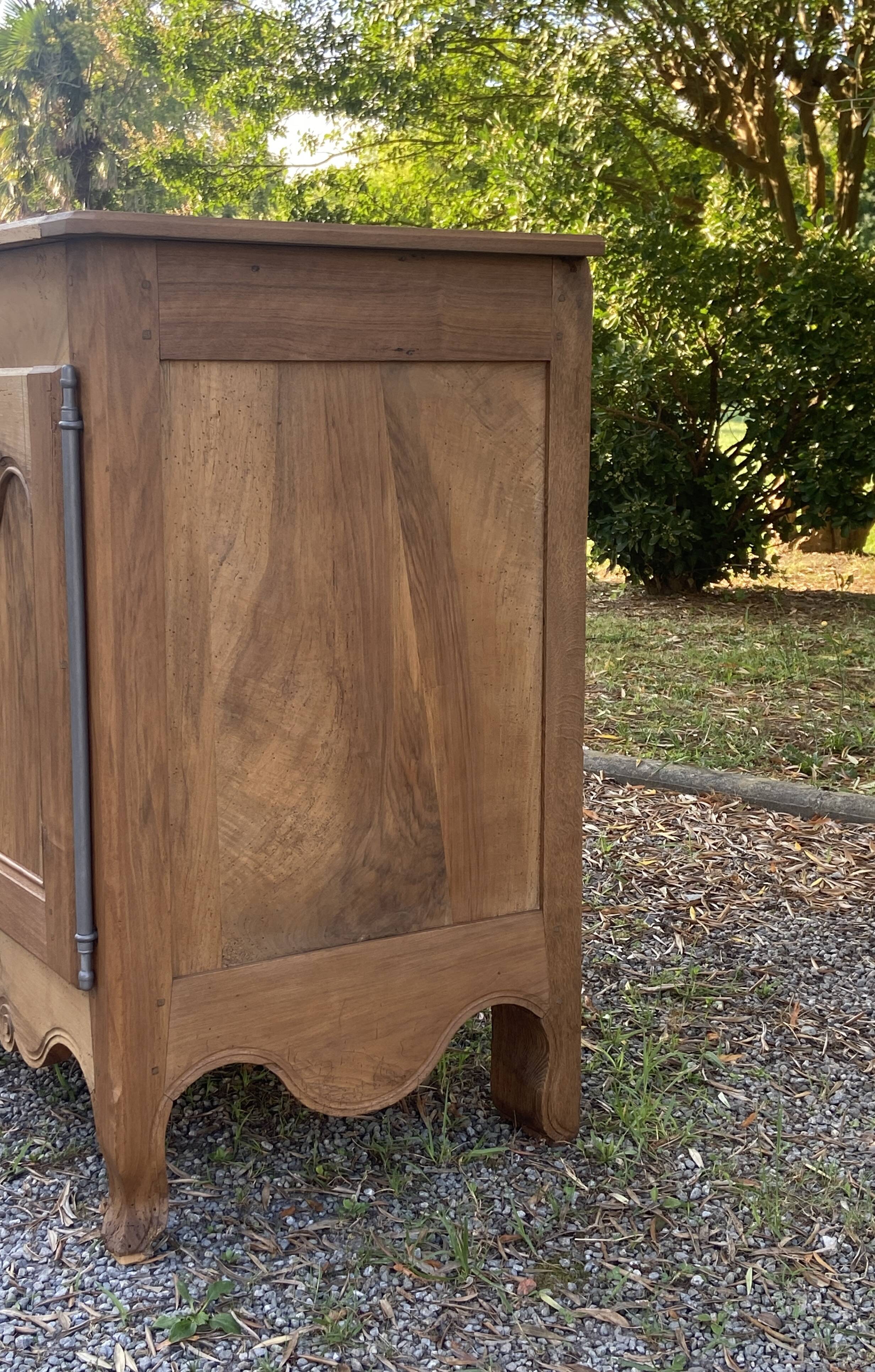 Buffet ancien en noyer
