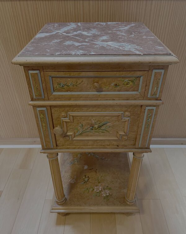 Table de chevet fin XIXe en loupe d’érable peint, plateau marbre