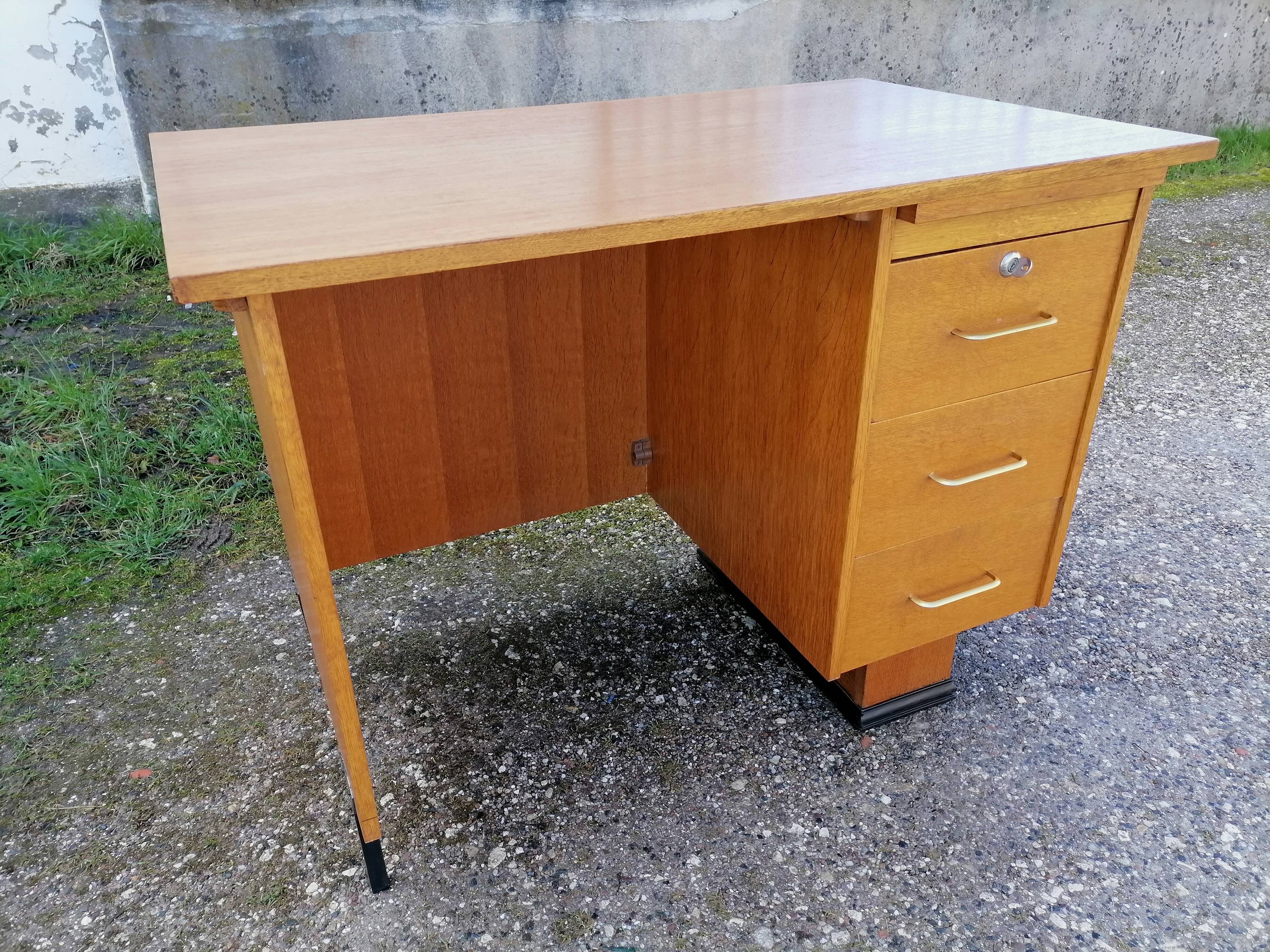 SMALL OFFICE. VINTAGE