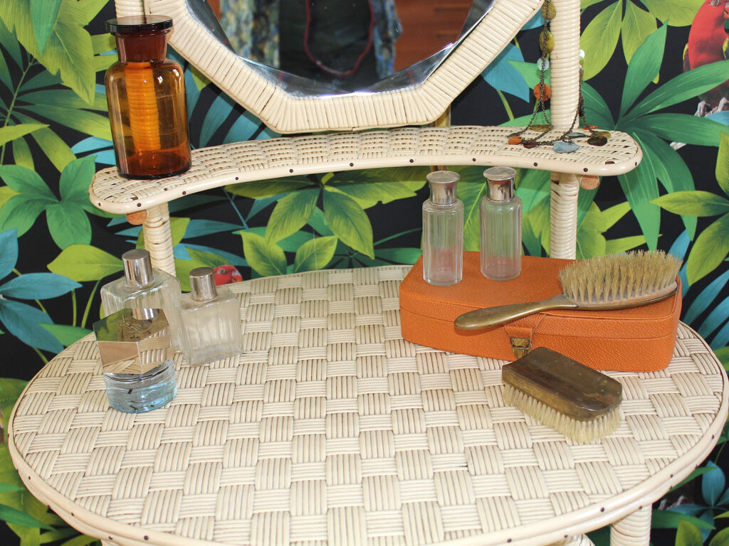 Dressing table and stool in scoubidou